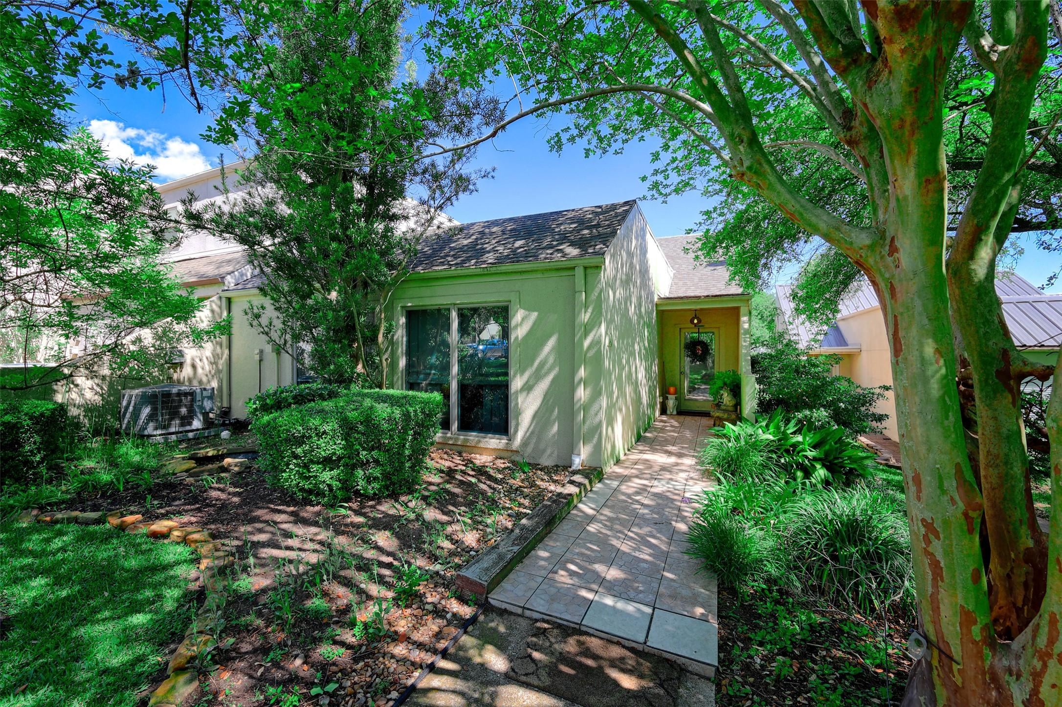 Image 3: Welcome to this charming home in the gated communi
