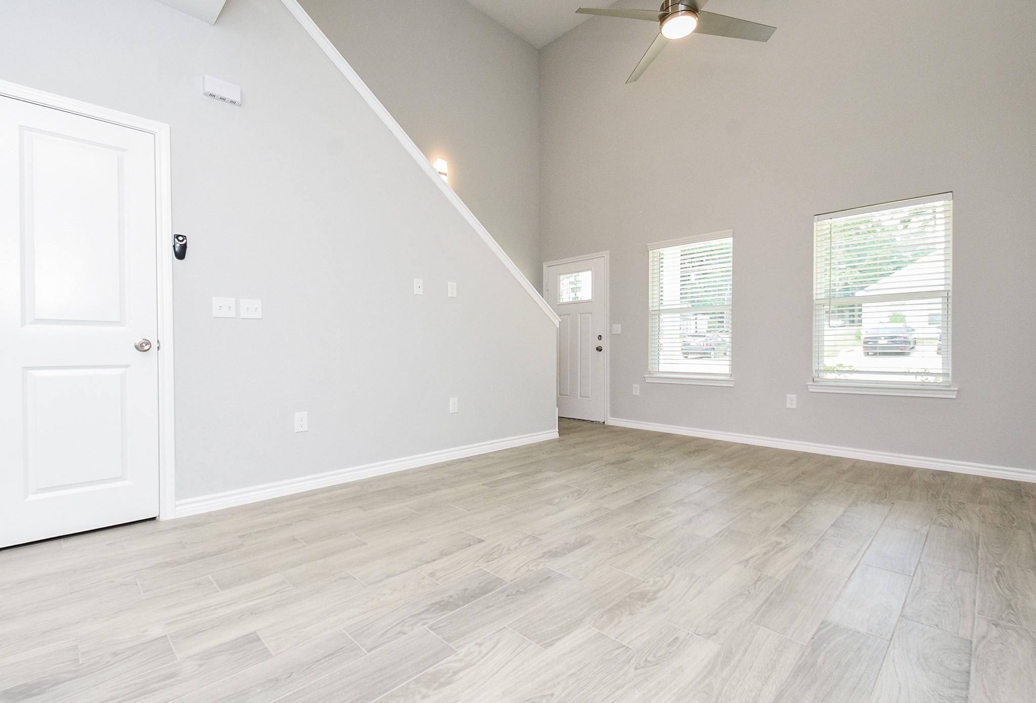 Image 2: Large livingroom, high ceiling and cascades of lig