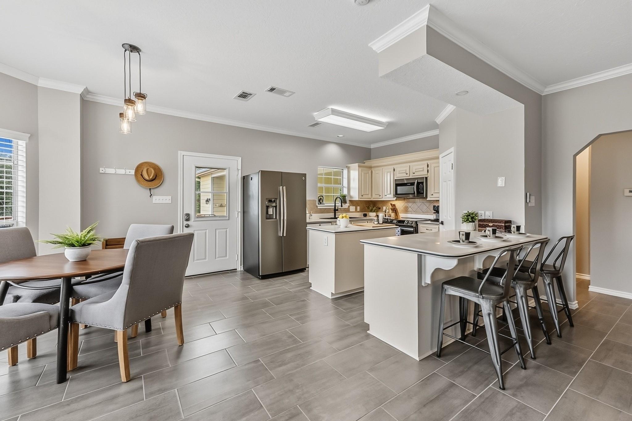 Image 4: Open Concept and current tones turn this classic i