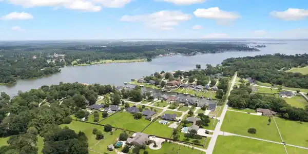 Image 2: So close to Lake Conroe WITH A COMMUNITY BOAT LAUN