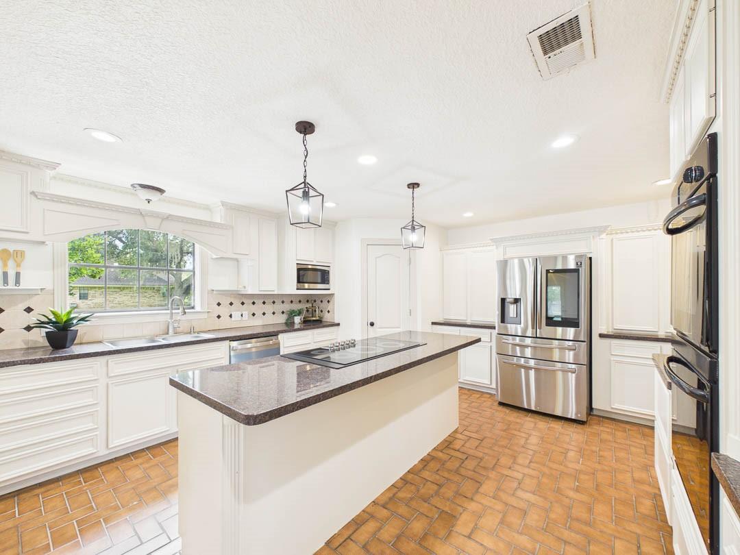 Image 4: Kitchen with large island