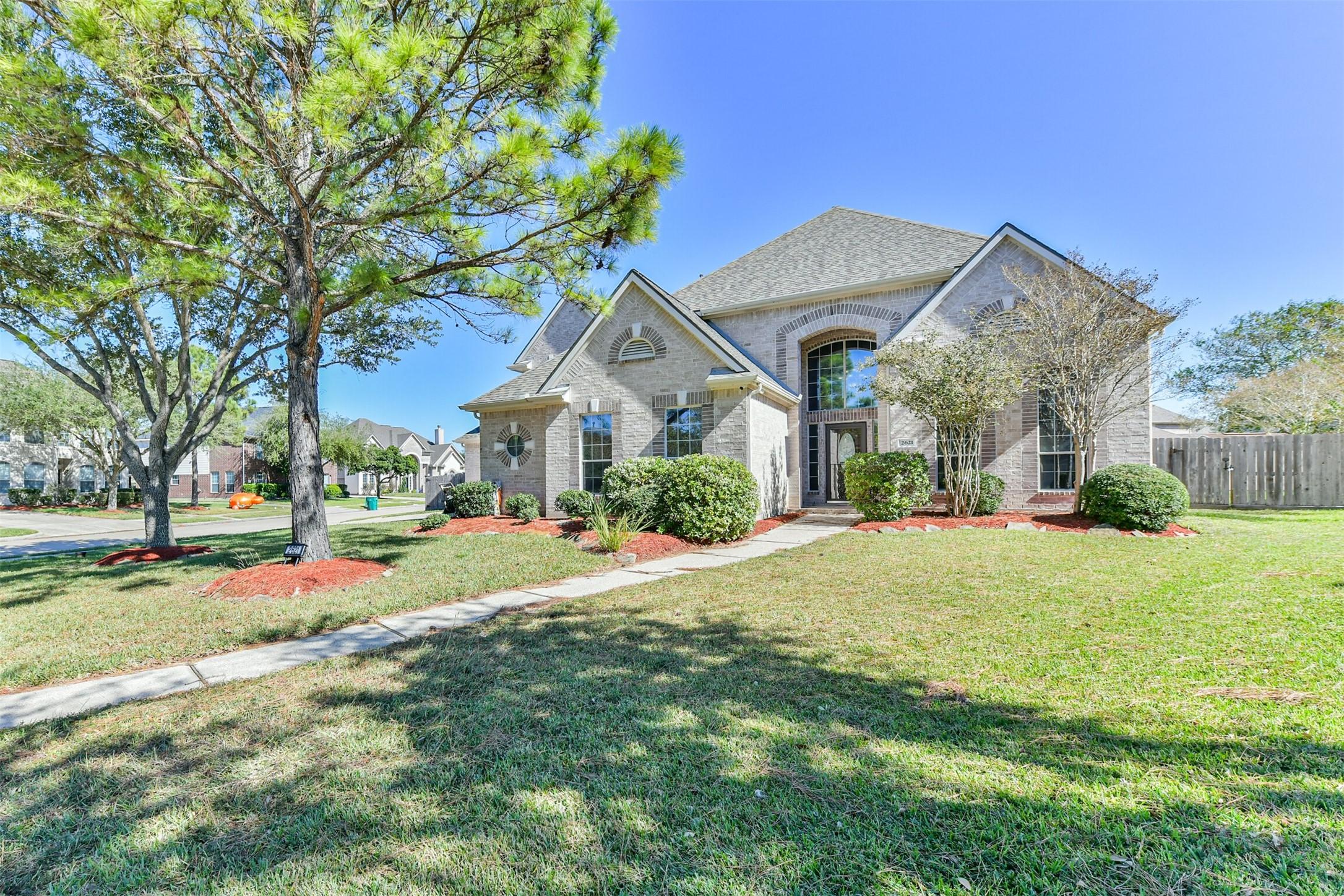 Image 2: Stately home on corner lot / semi-cul-de-sac. Neve