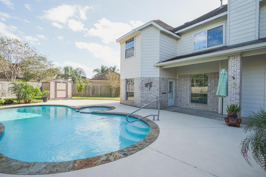 Image 3: Back of the home and a view of the pool. Perfect f