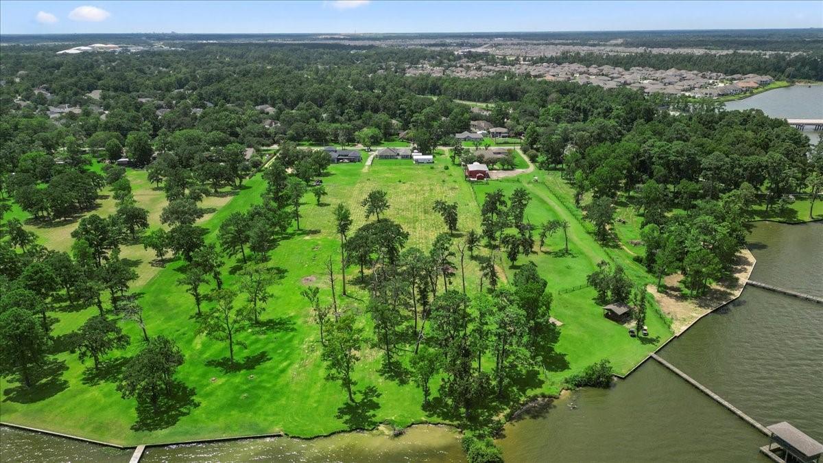 Image 1: Over 5 acres of waterfront property on Lake Housto