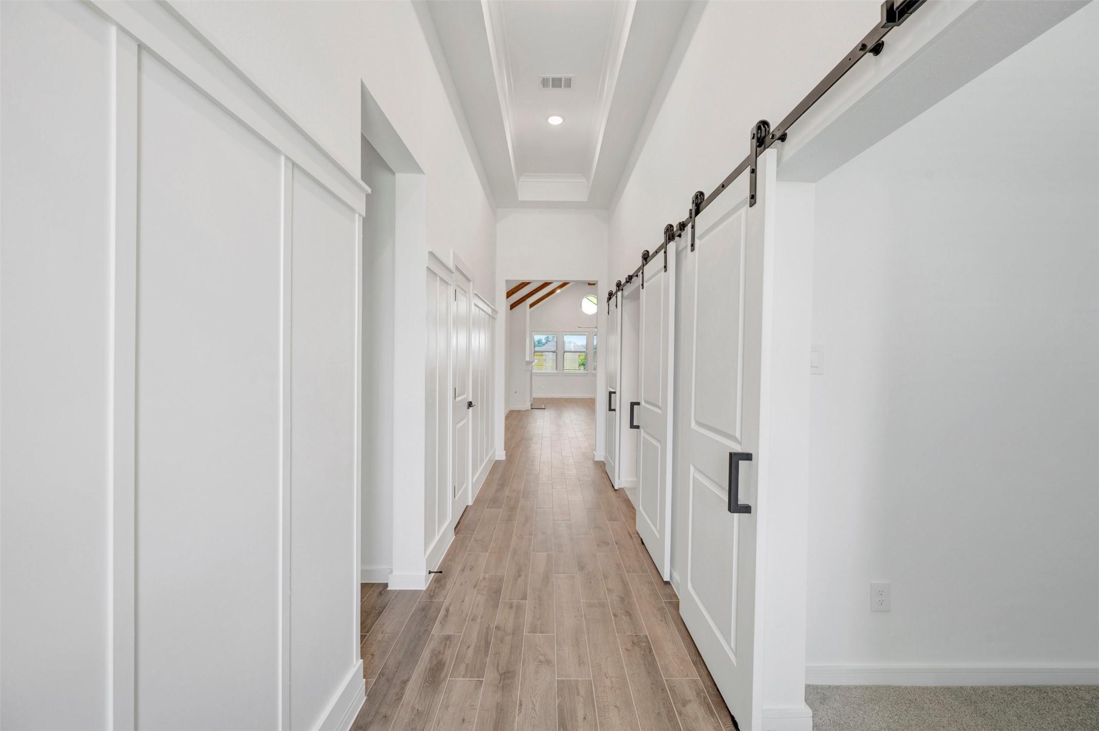 Image 3: Welcoming foyer
