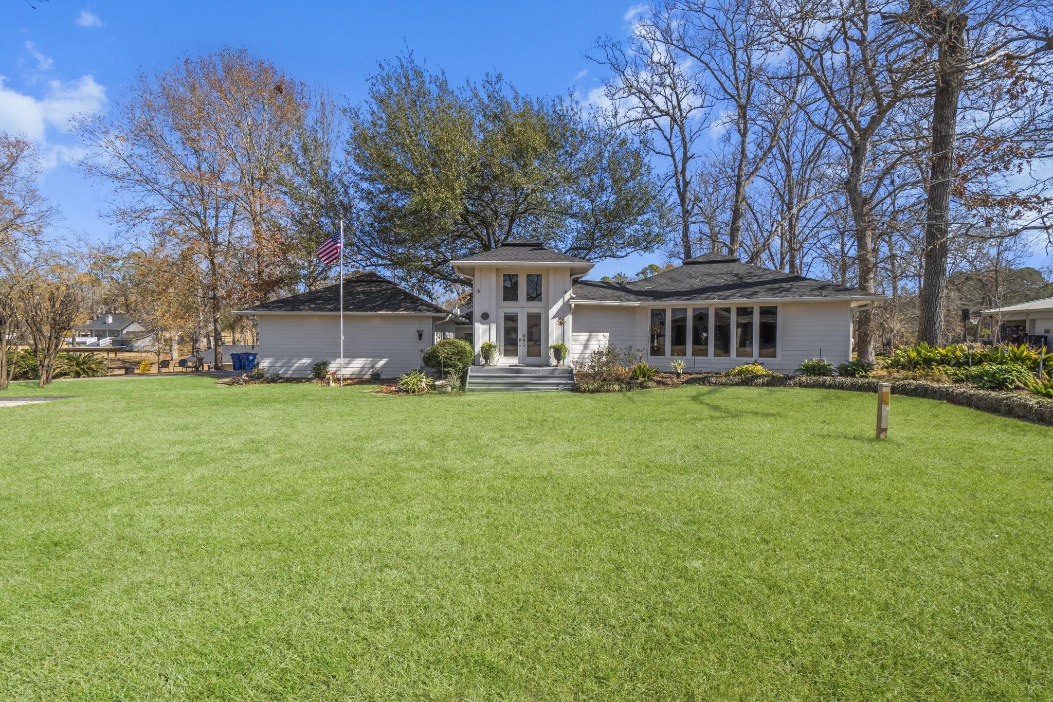 Image 2: Welcome to this luxury waterfront home