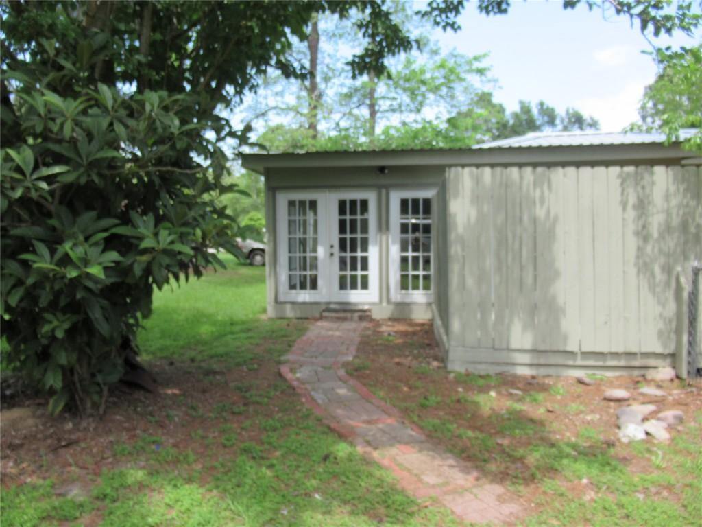 Image 2: Side entry to home.