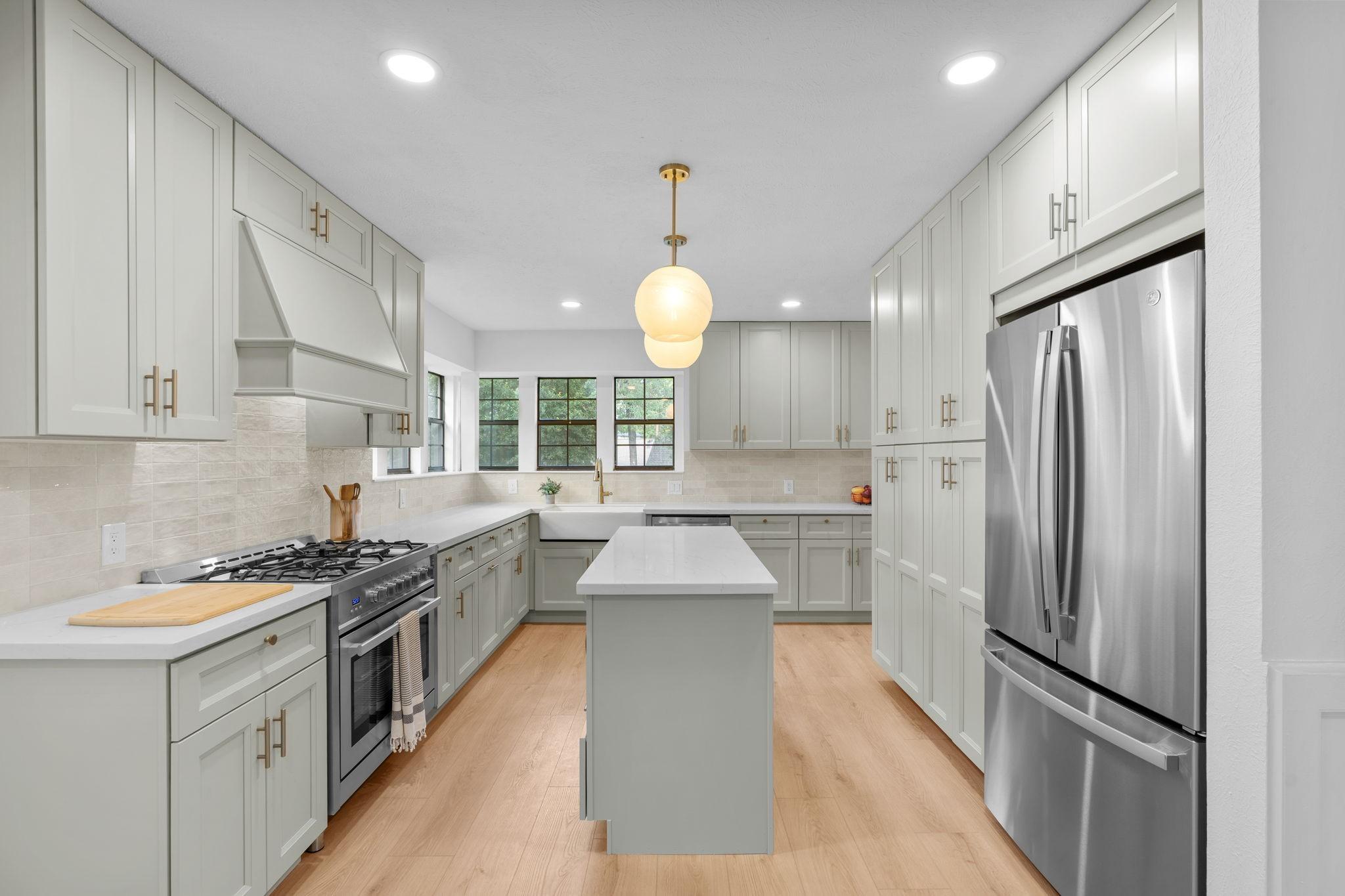 Image 4: Gourmet island kitchen with high-end appliances, 3