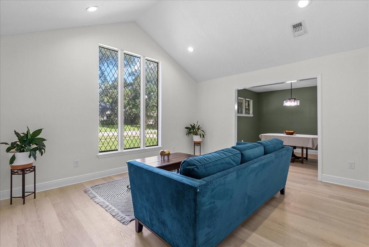 Image 2: Gorgeous vaulted ceiling in the front formal livin