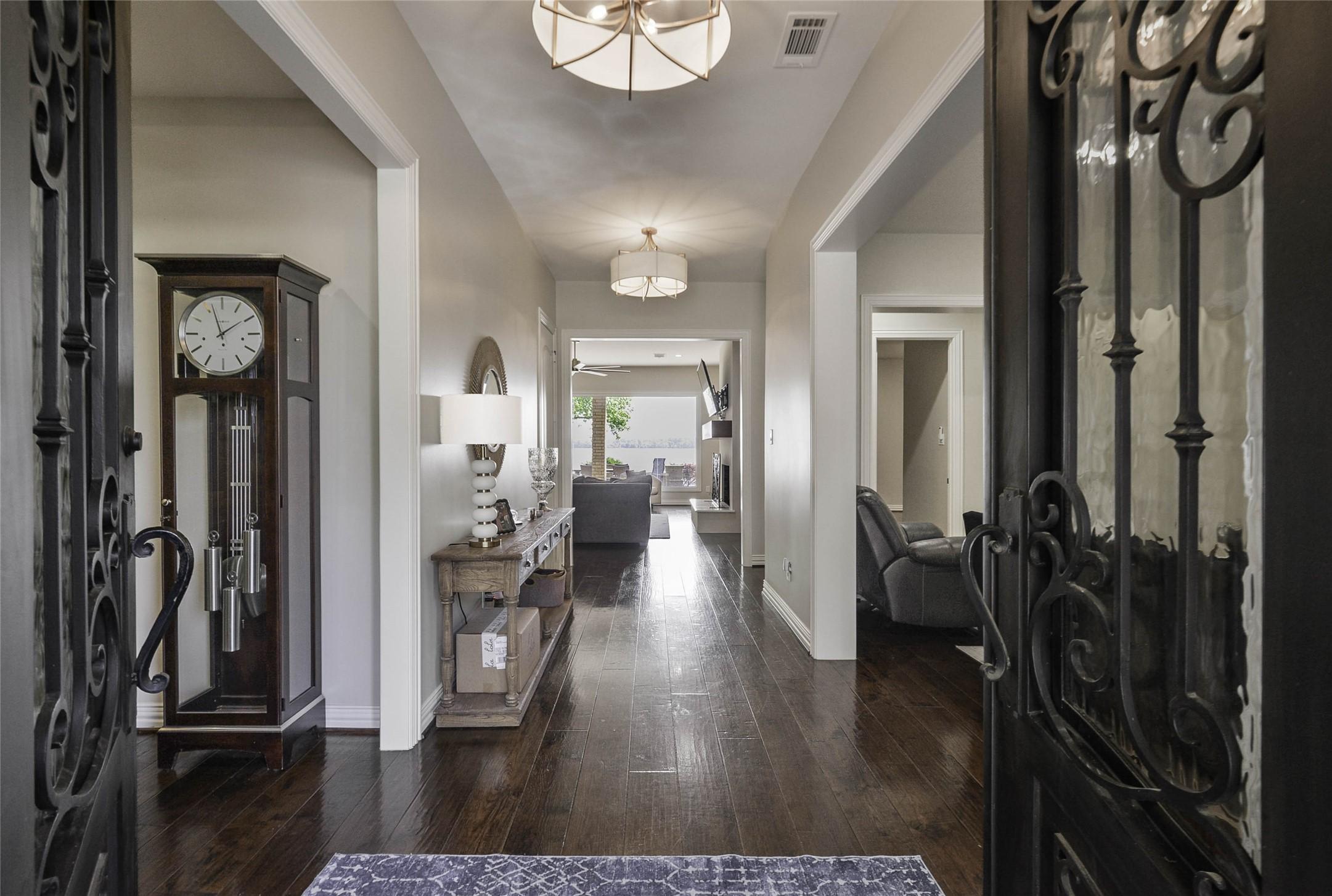 Image 3: Fabulous entry foyer