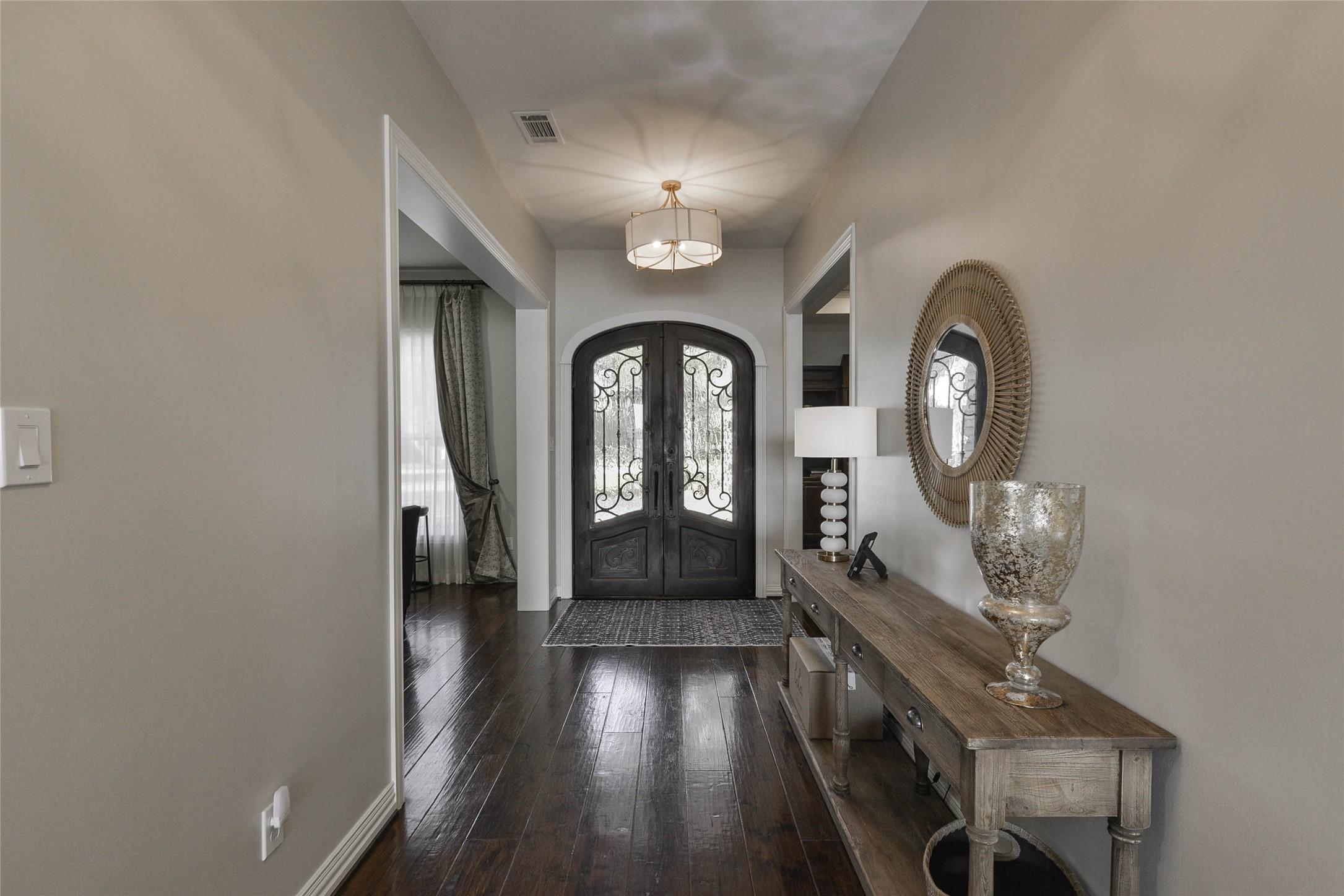Image 4: Foyer