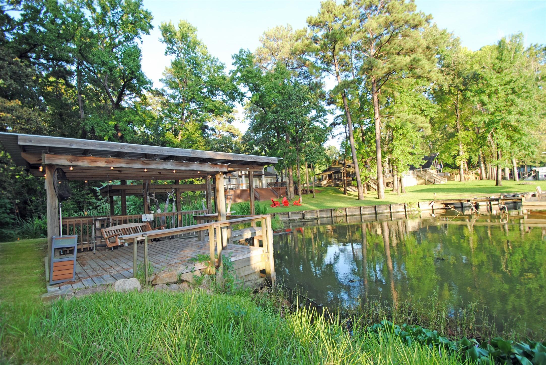 Image 2: Deck/Boathouse w lift