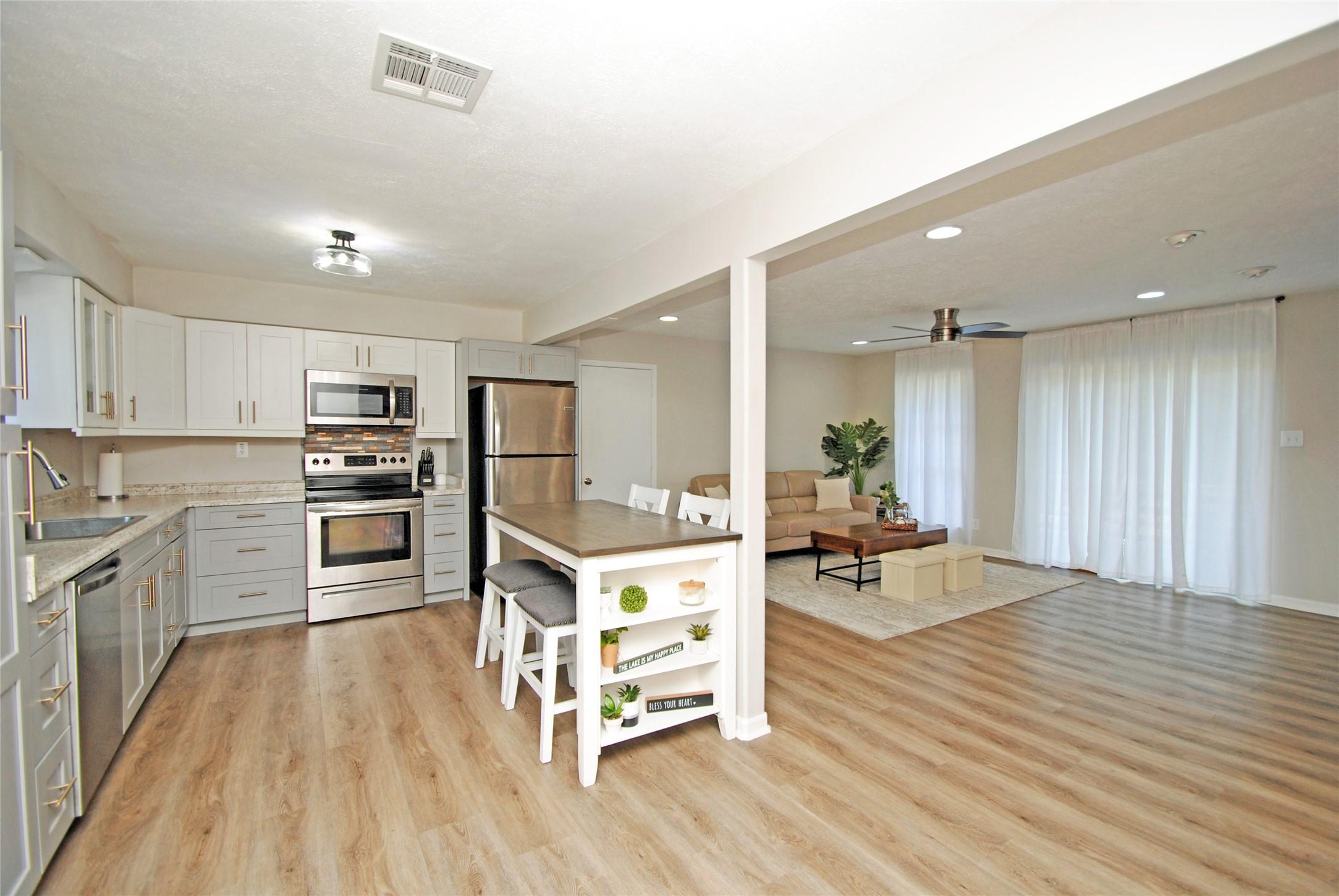 Image 4: Newly renovated kitchen