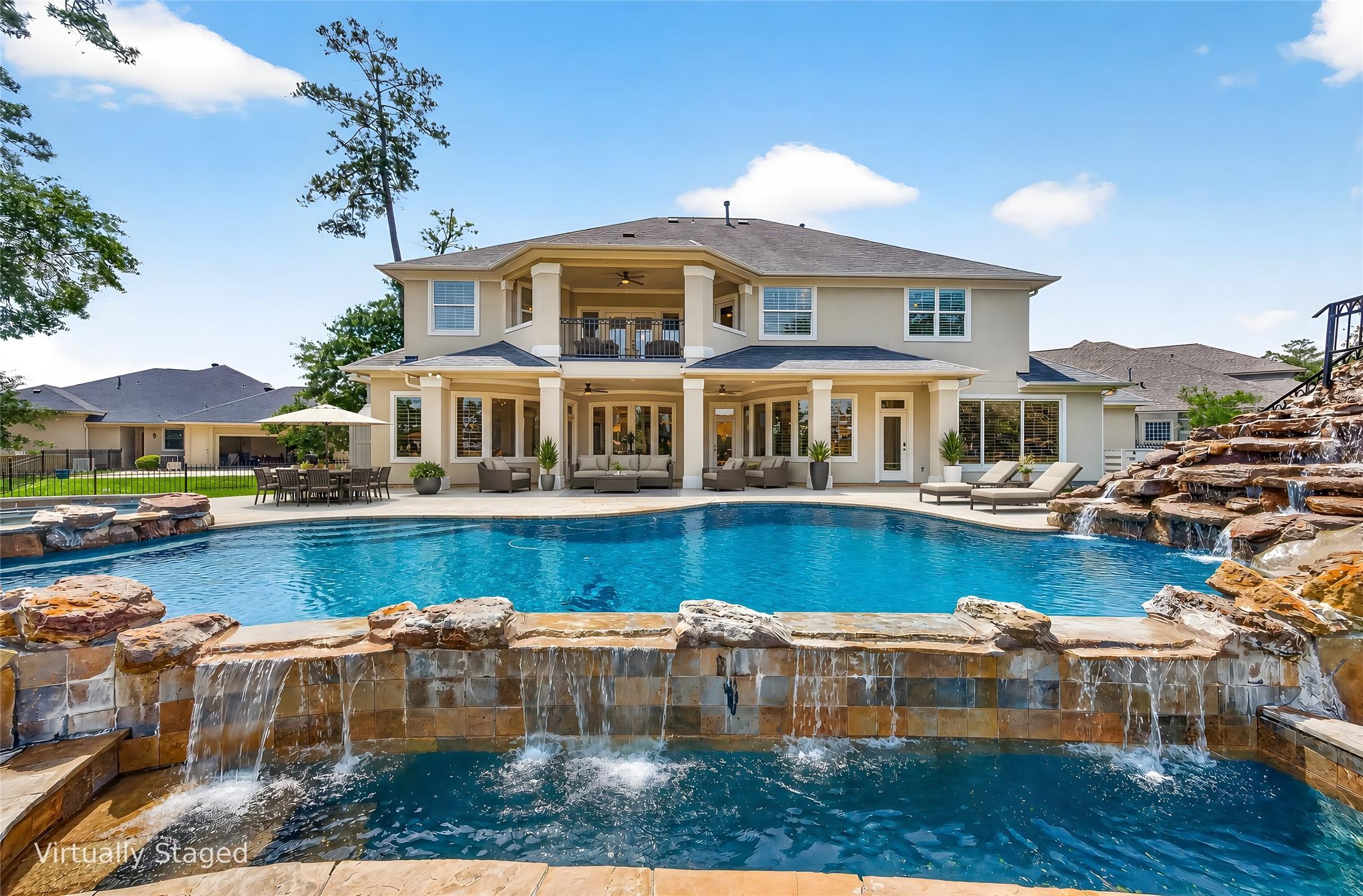 Image 2: Amazing back yard oasis with infinity pool, spa, r