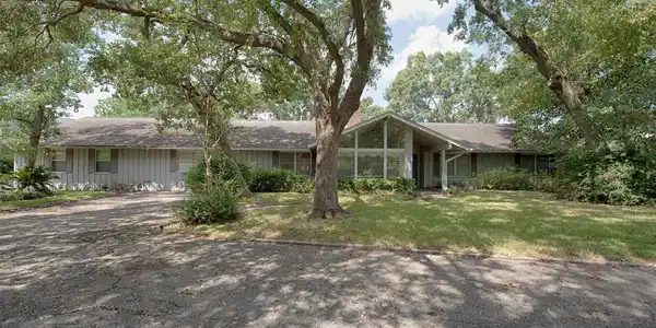 303 Lakeshore Drive