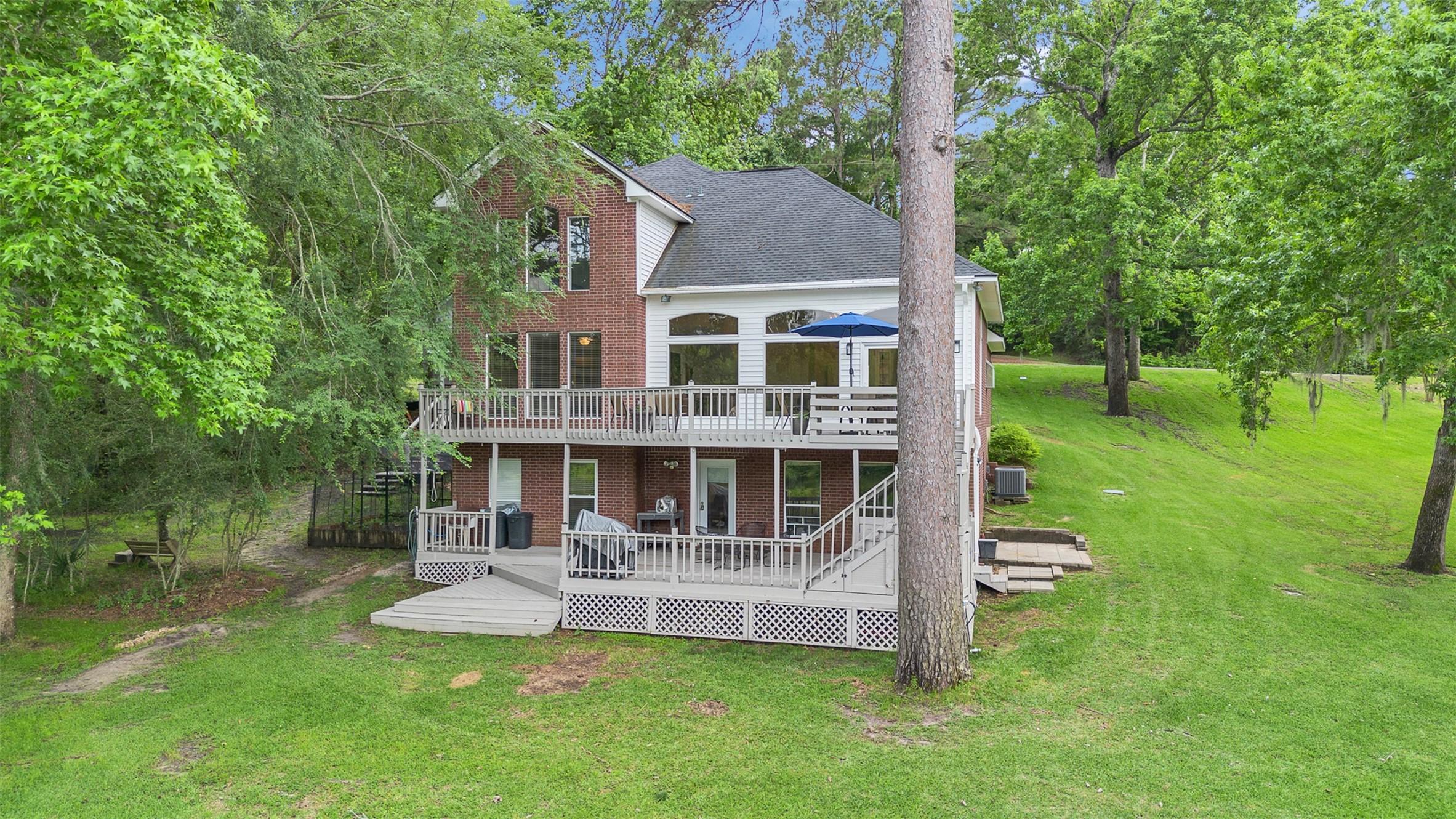 Image 3: Can you imagine the views from the upstairs balcon