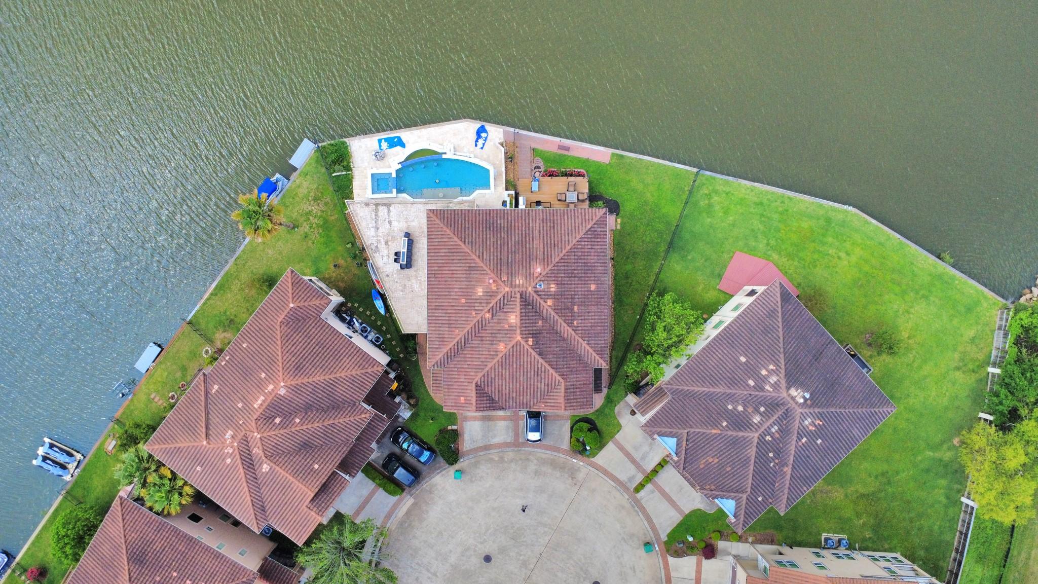 Image 3: Discover this stunning waterfront home on Taylor L