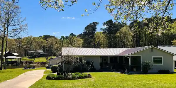 1776 Lakeshore Drive