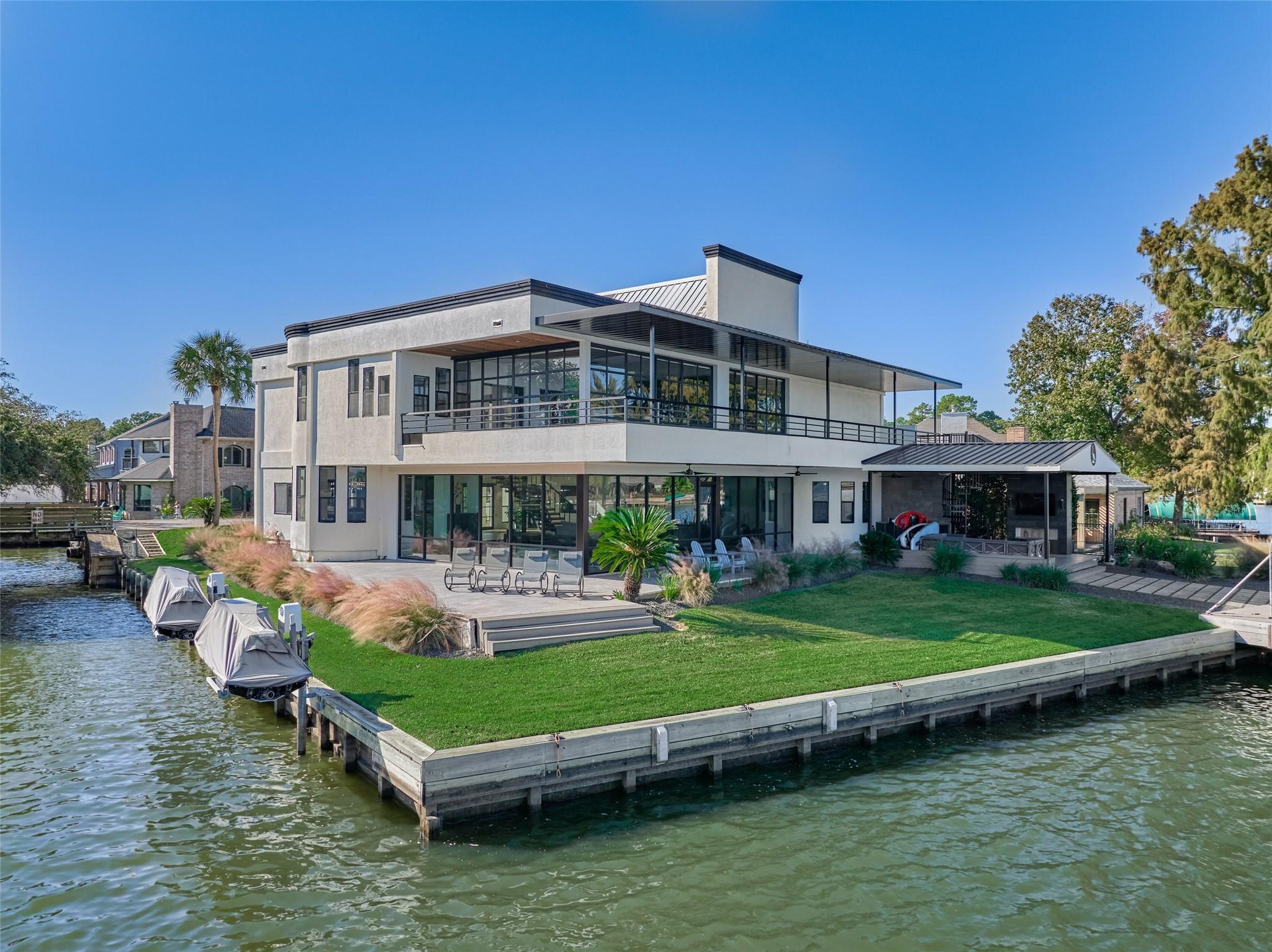 Image 2: This lavish home boasts of 5 bedrooms, 5 bathrooms