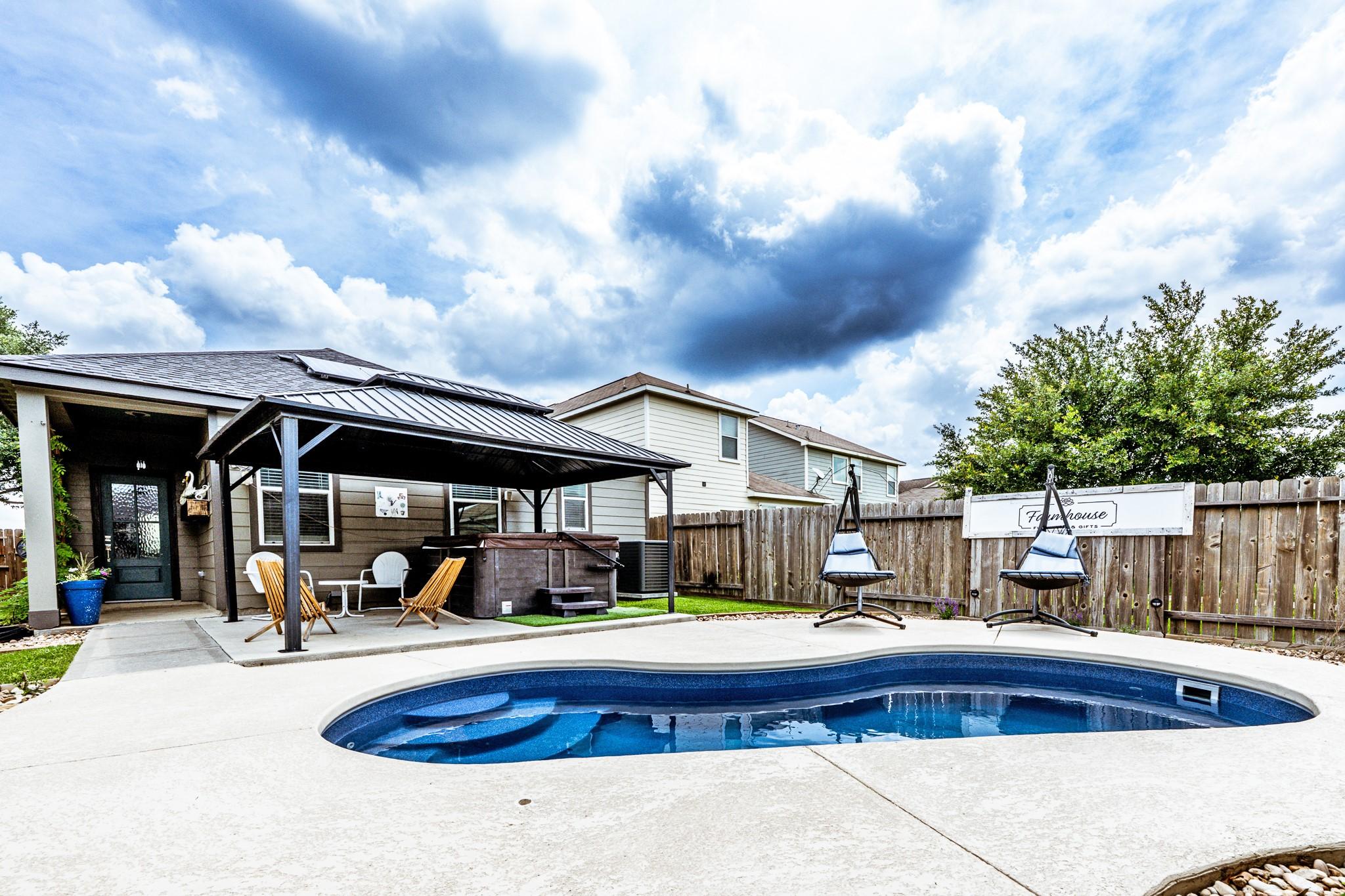 Image 2: Pool