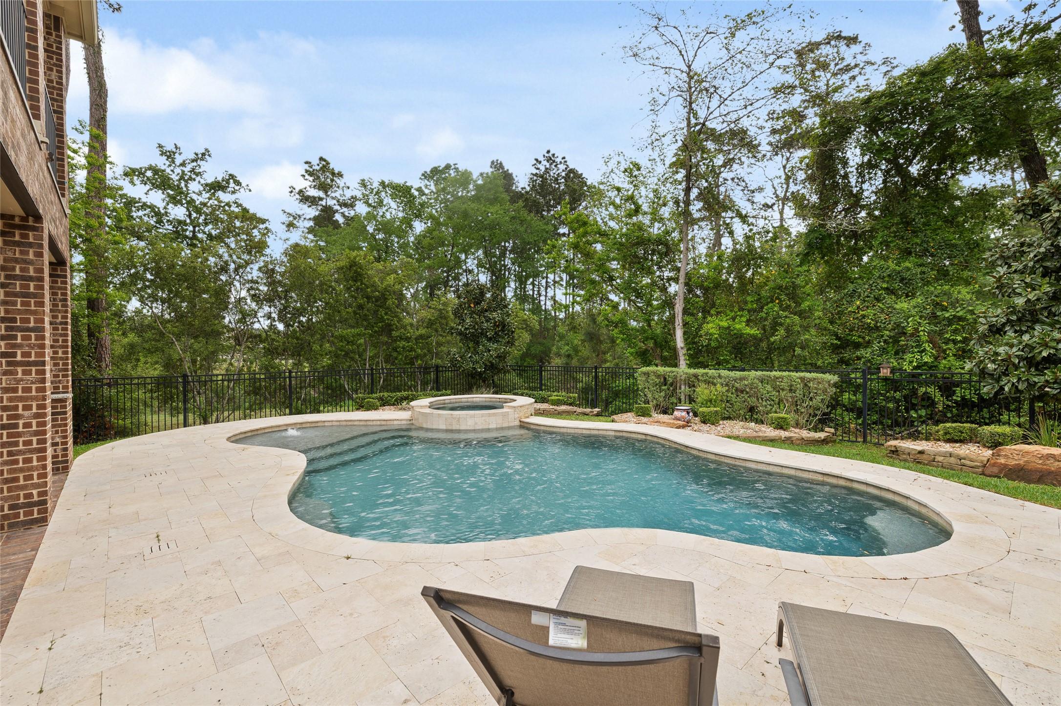 Image 3: WOW! Lovely pool with PRIVACY!!!