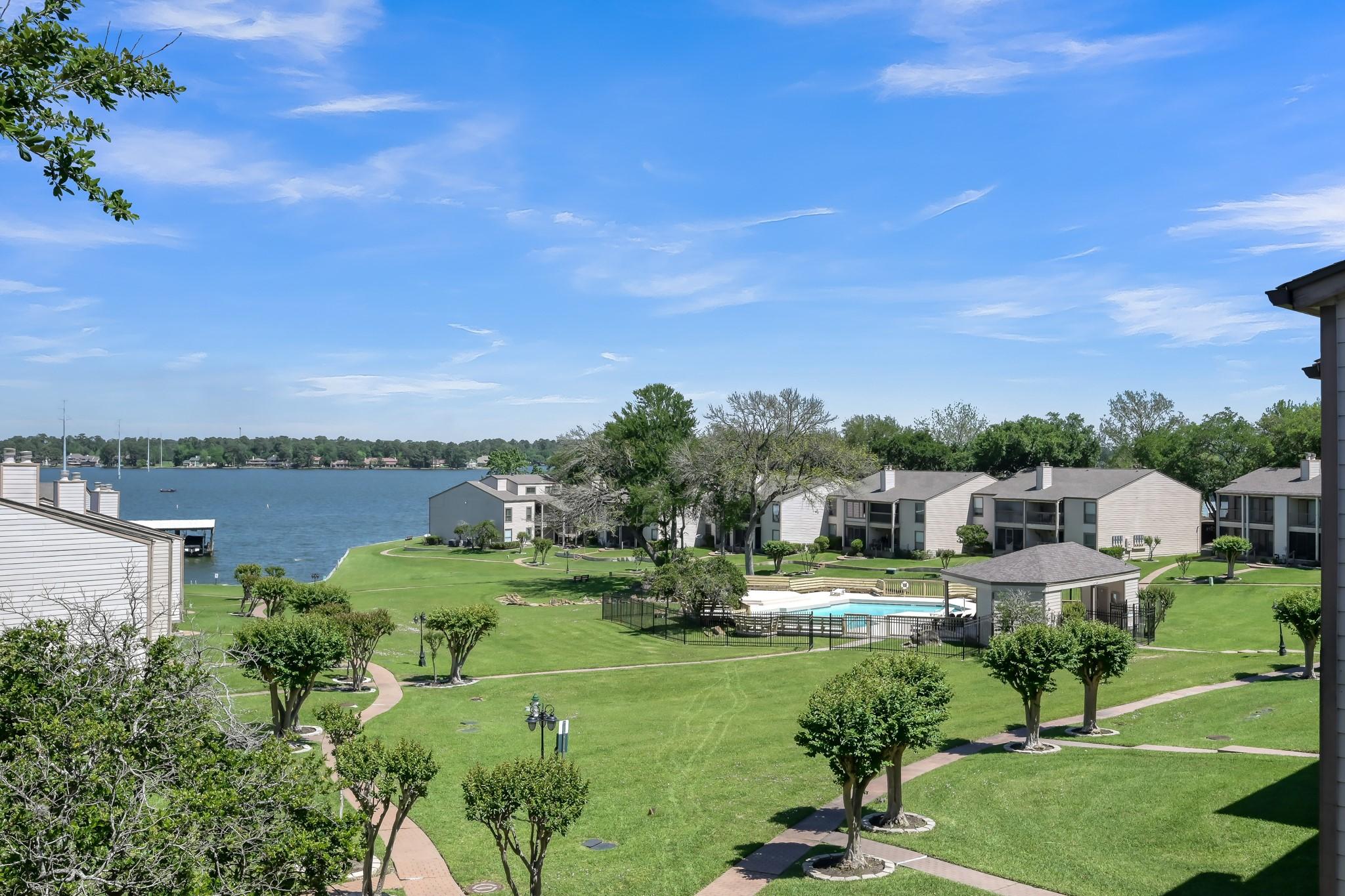 Image 2: View from the patio facing Lake Conroe. Top floor
