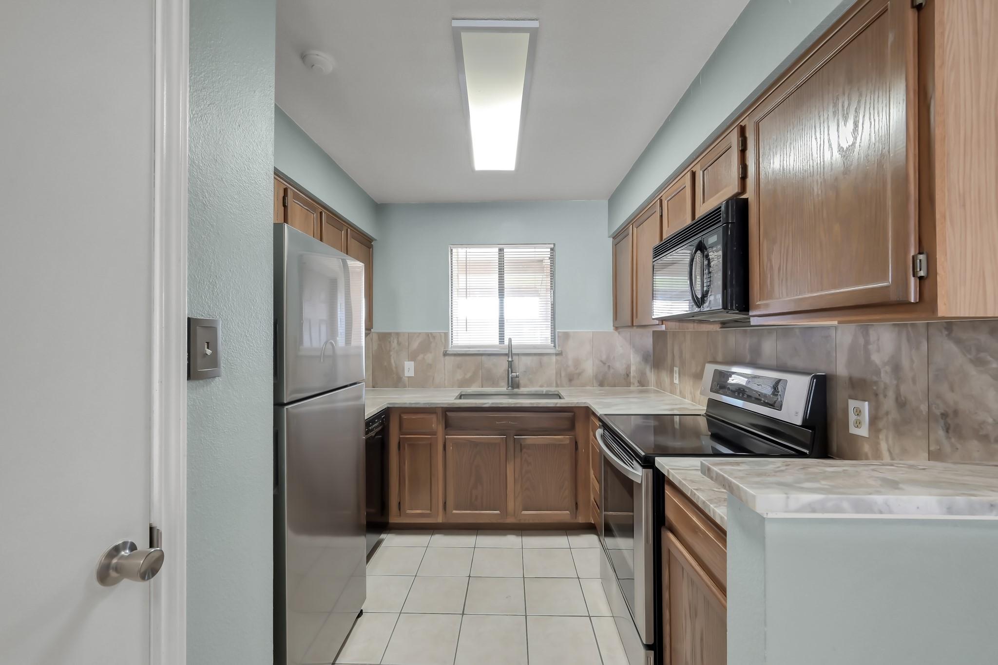 Image 4: Natural light that brightens up the kitchen. Stain