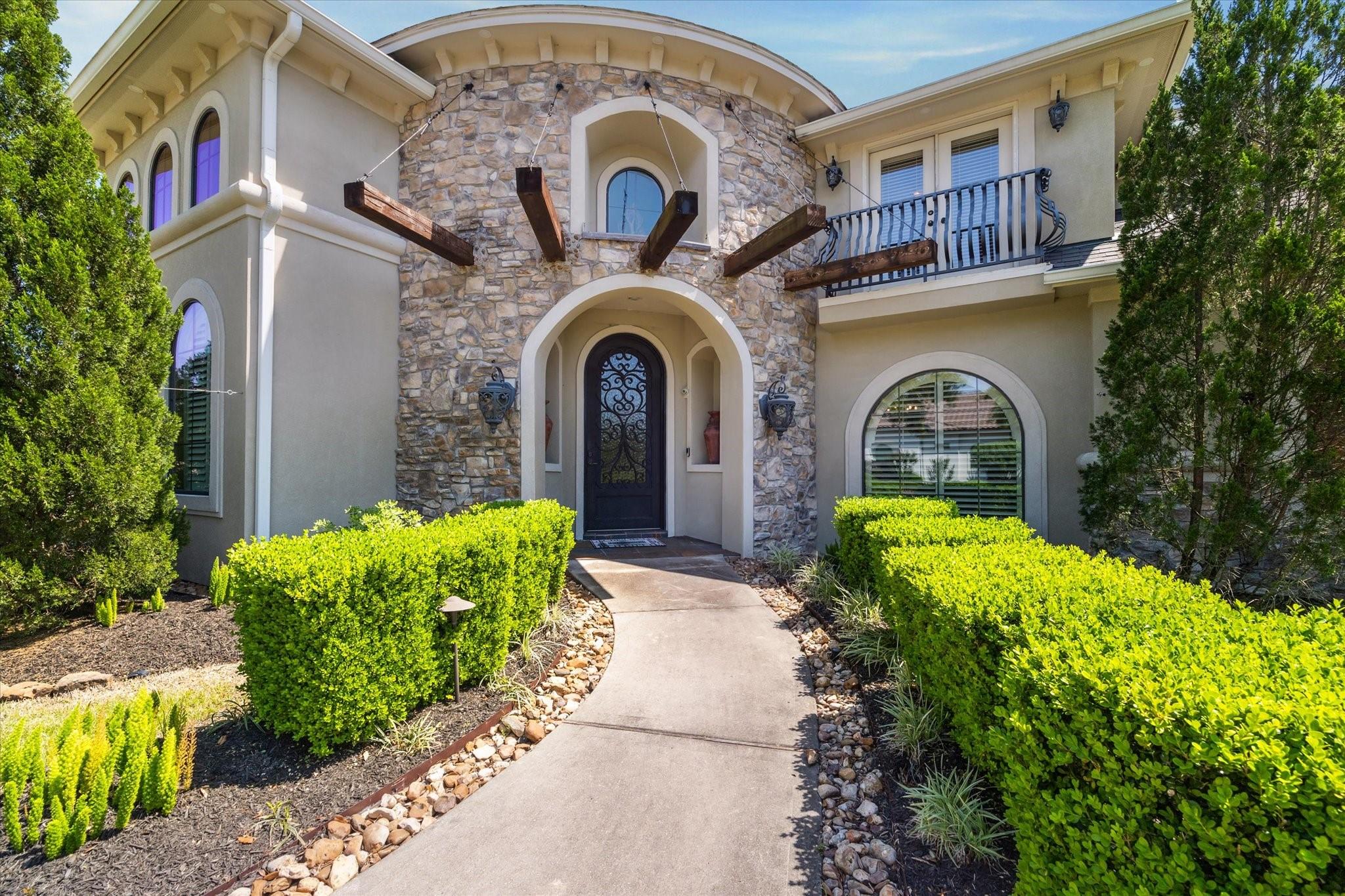 Image 4: Stately entrance!