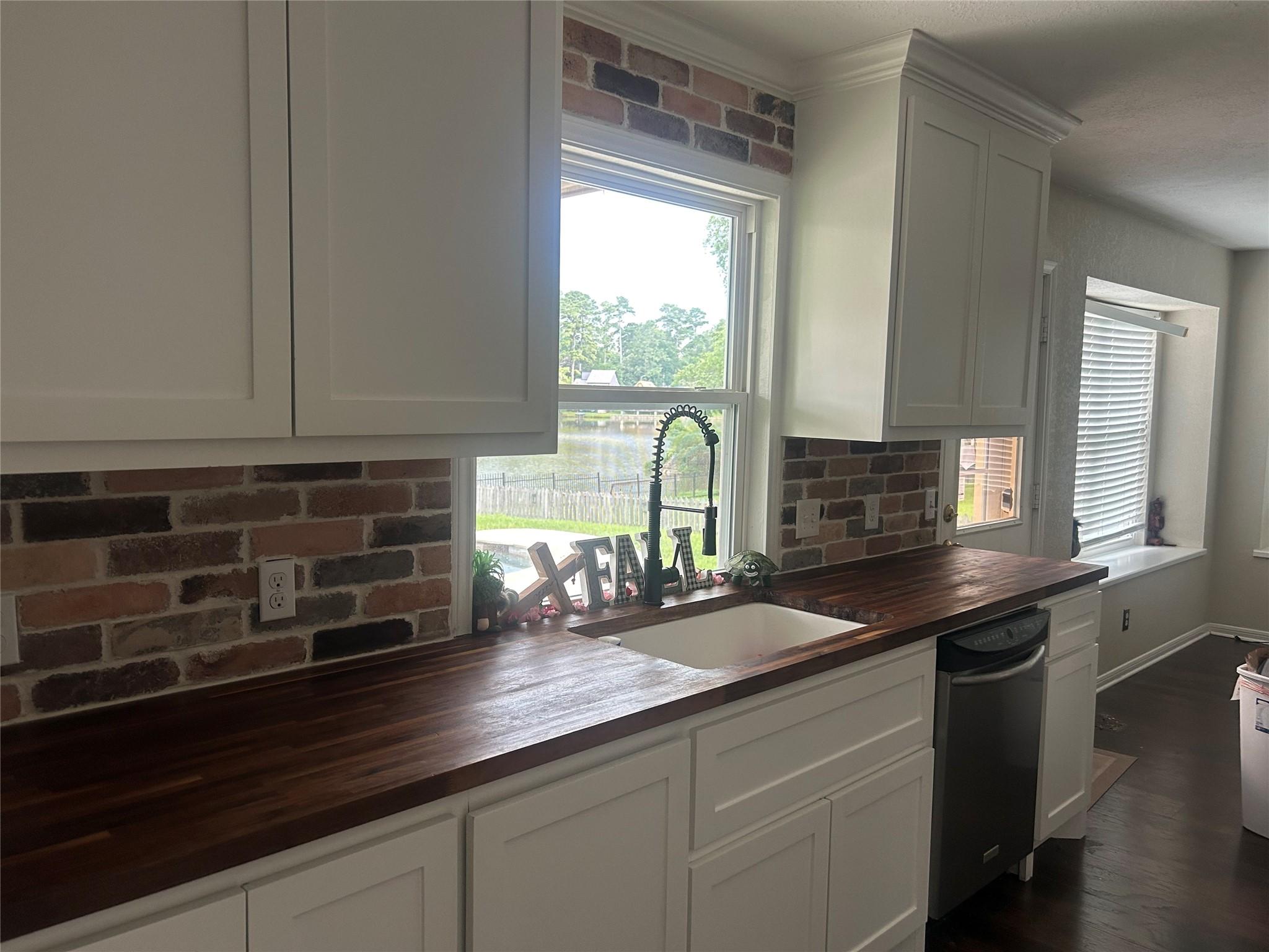 Image 4: Kitchen