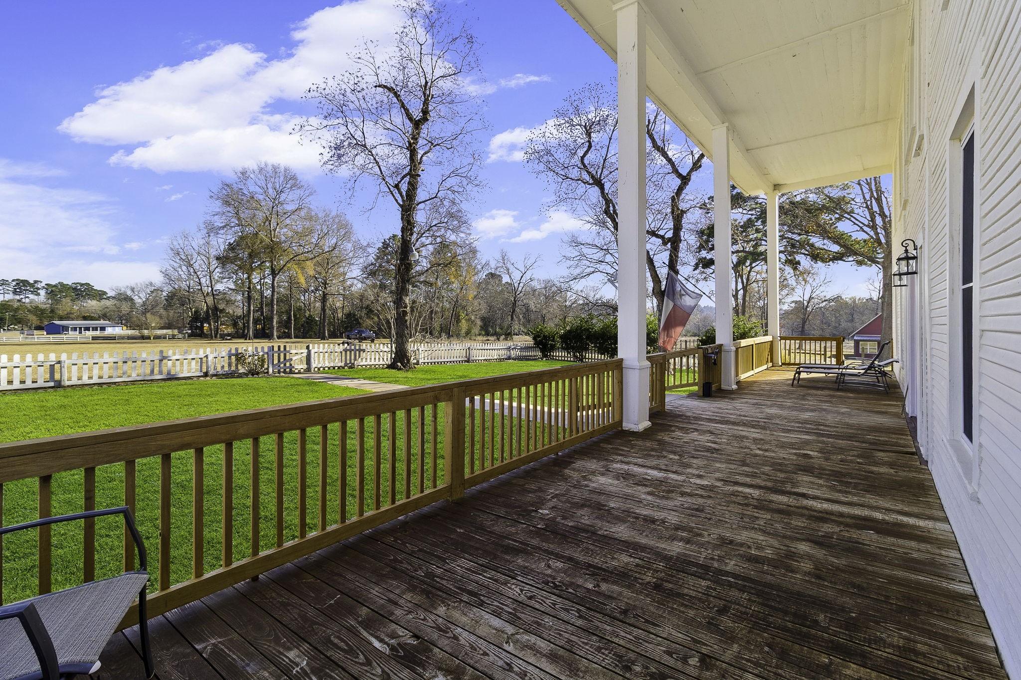 Image 4: Front porch facing the street...with lots of "elbo