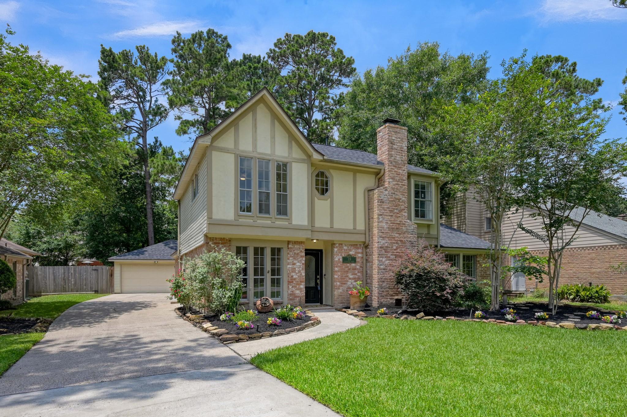 Image 3: The property includes a spacious driveway leading