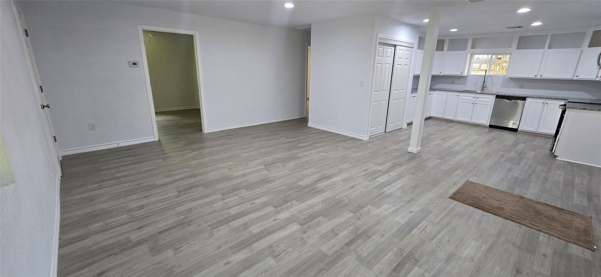 Image 3: Spacious lingroom with open concept to kitchen