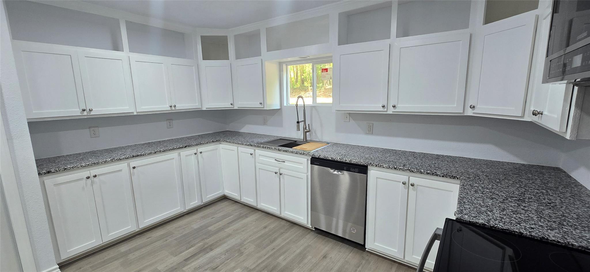 Image 4: lKitchen with granite countertops