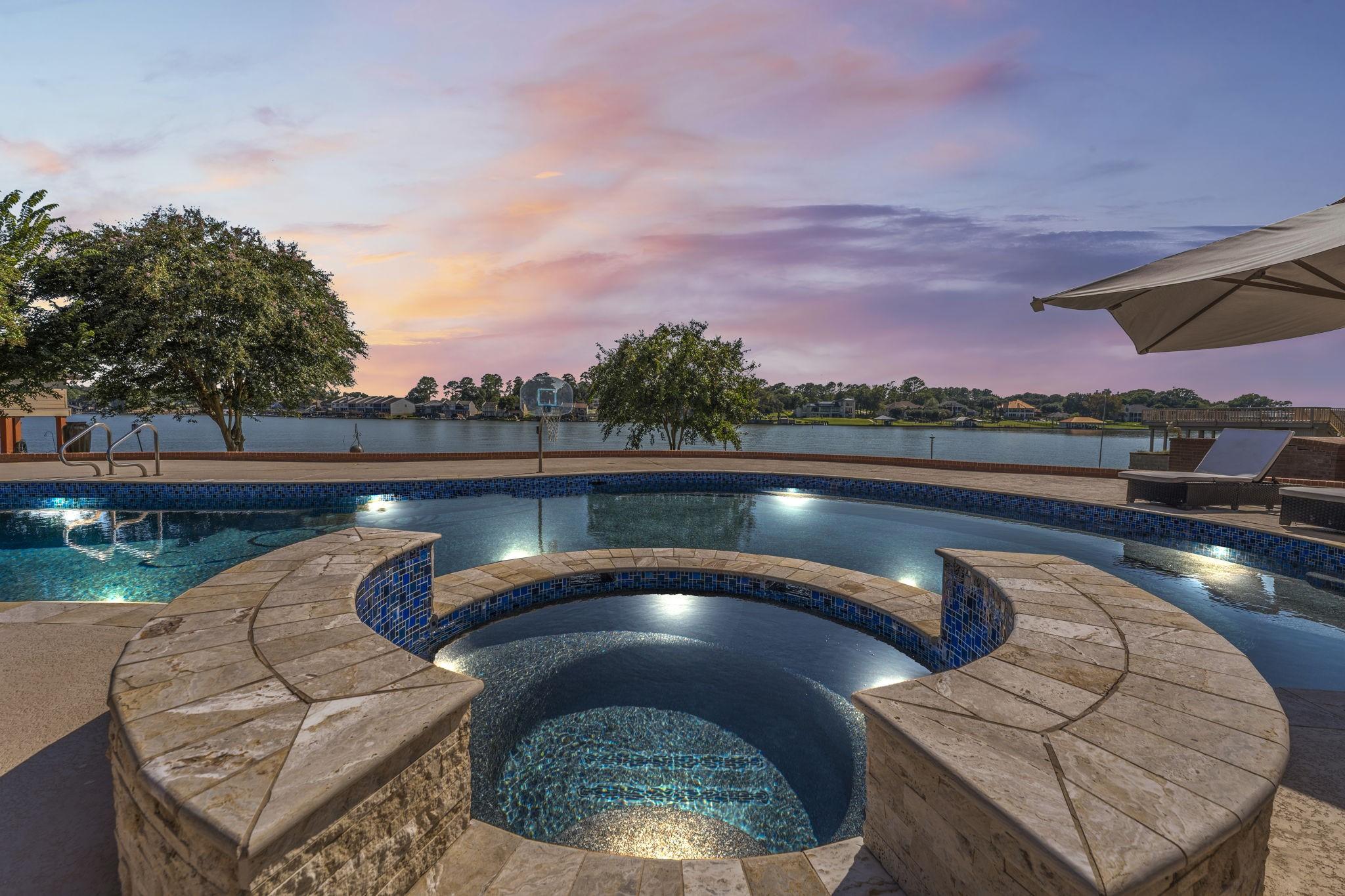 Image 4: Sweeping sunset views.