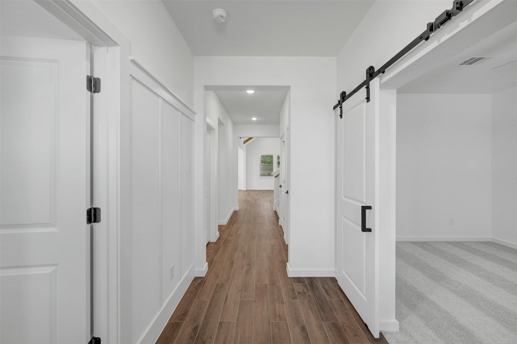 Image 3: Welcoming foyer