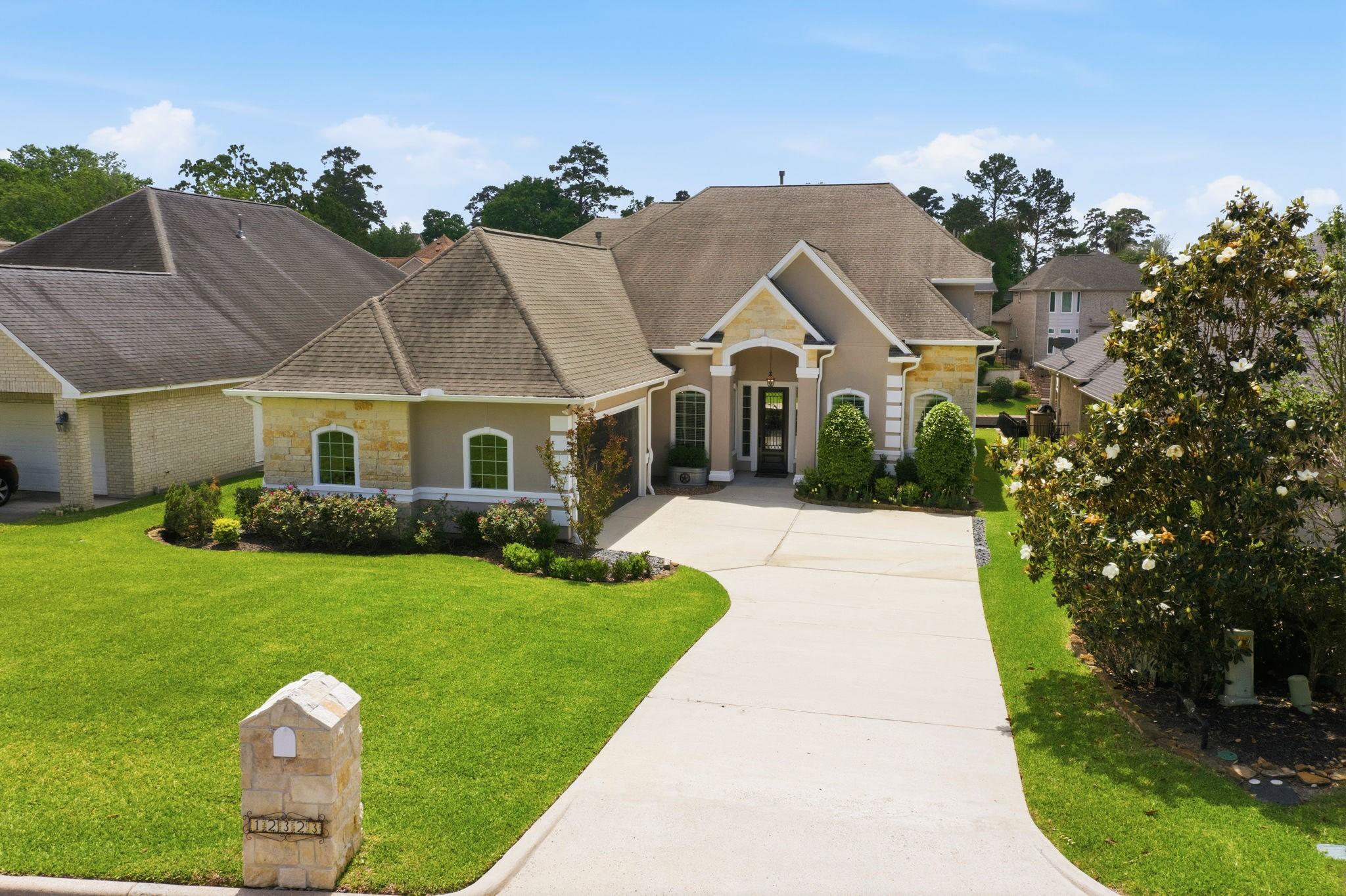 Image 4: This fabulous estate is located in the gated commu