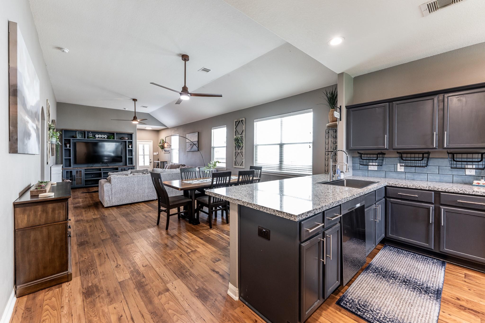 Image 4: Kitchen