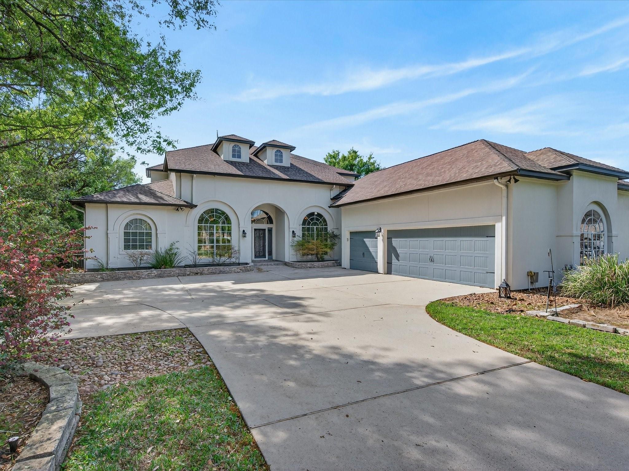 Image 3: Beautiful curb appeal welcomes you home!