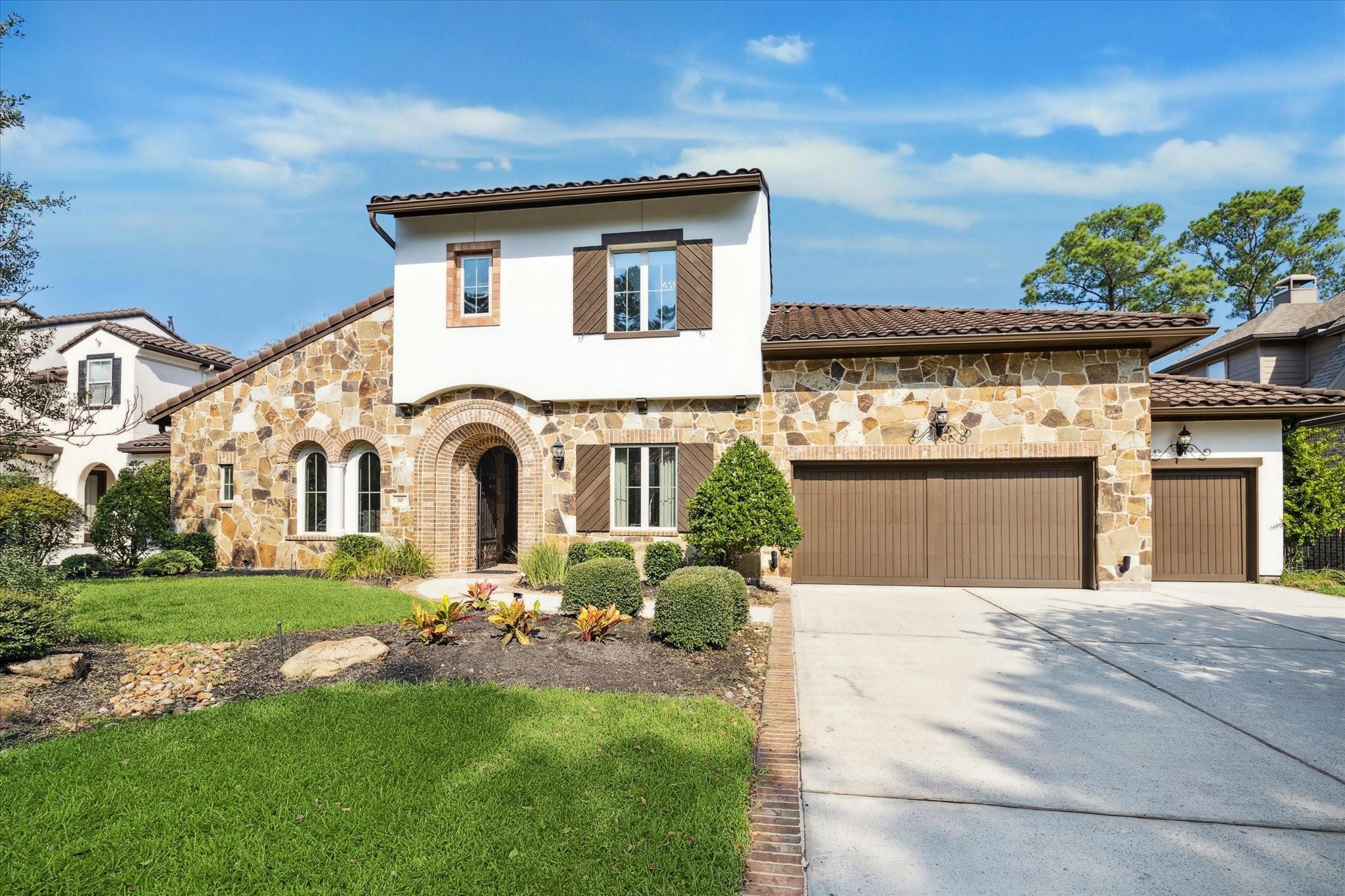 Image 4: Three car garage with extra large driveway.