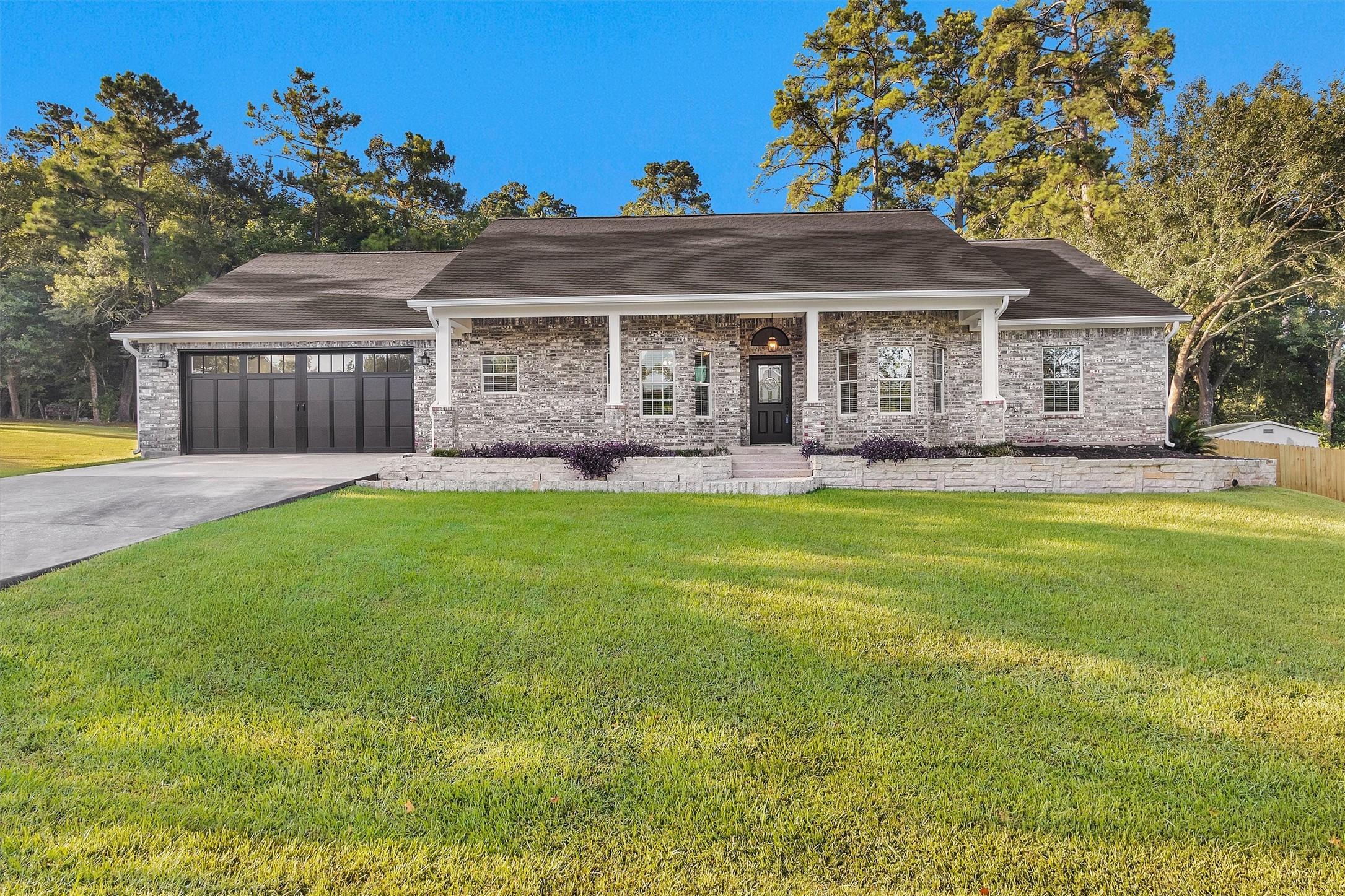 Image 2: Manicured lawn on almost half an acre