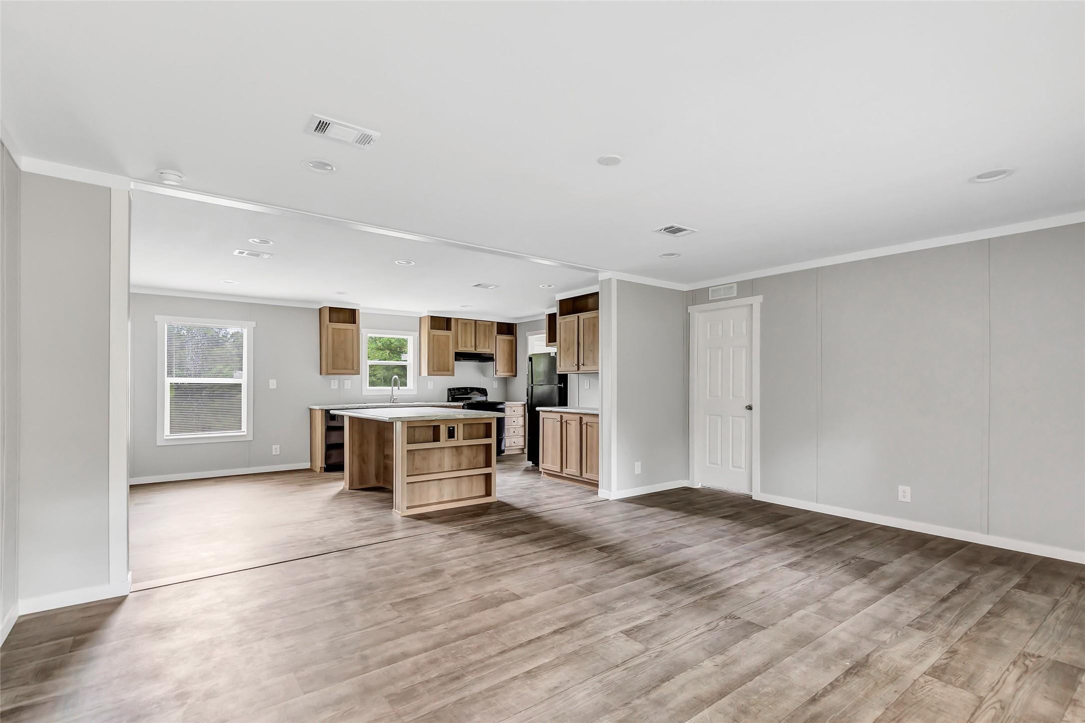 Image 4: Living room and kitchen