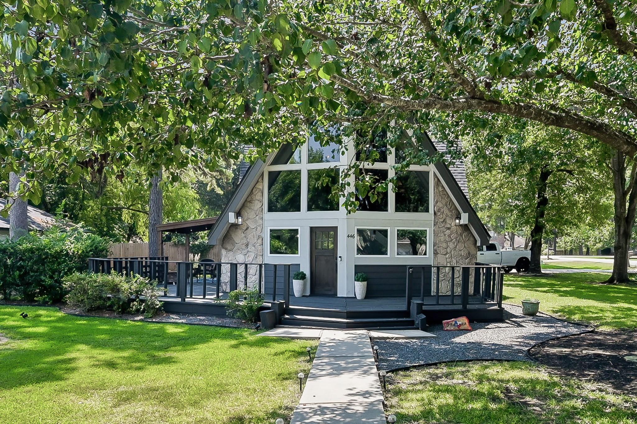 Image 3: Welcoming Front Entrance &ndash; A modern front entry wi