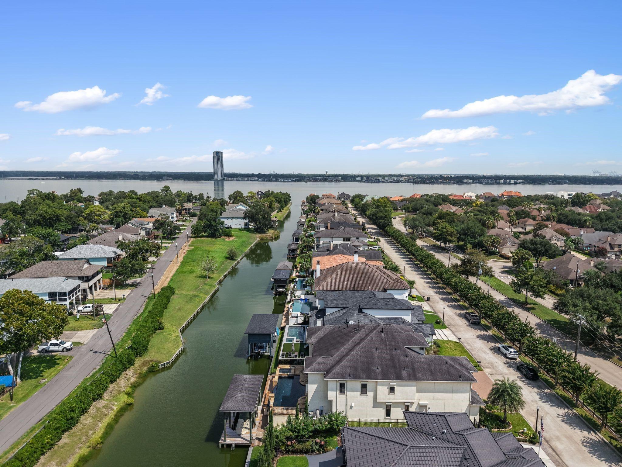 Image 3: Located on a canal with direct access to Clear Lak
