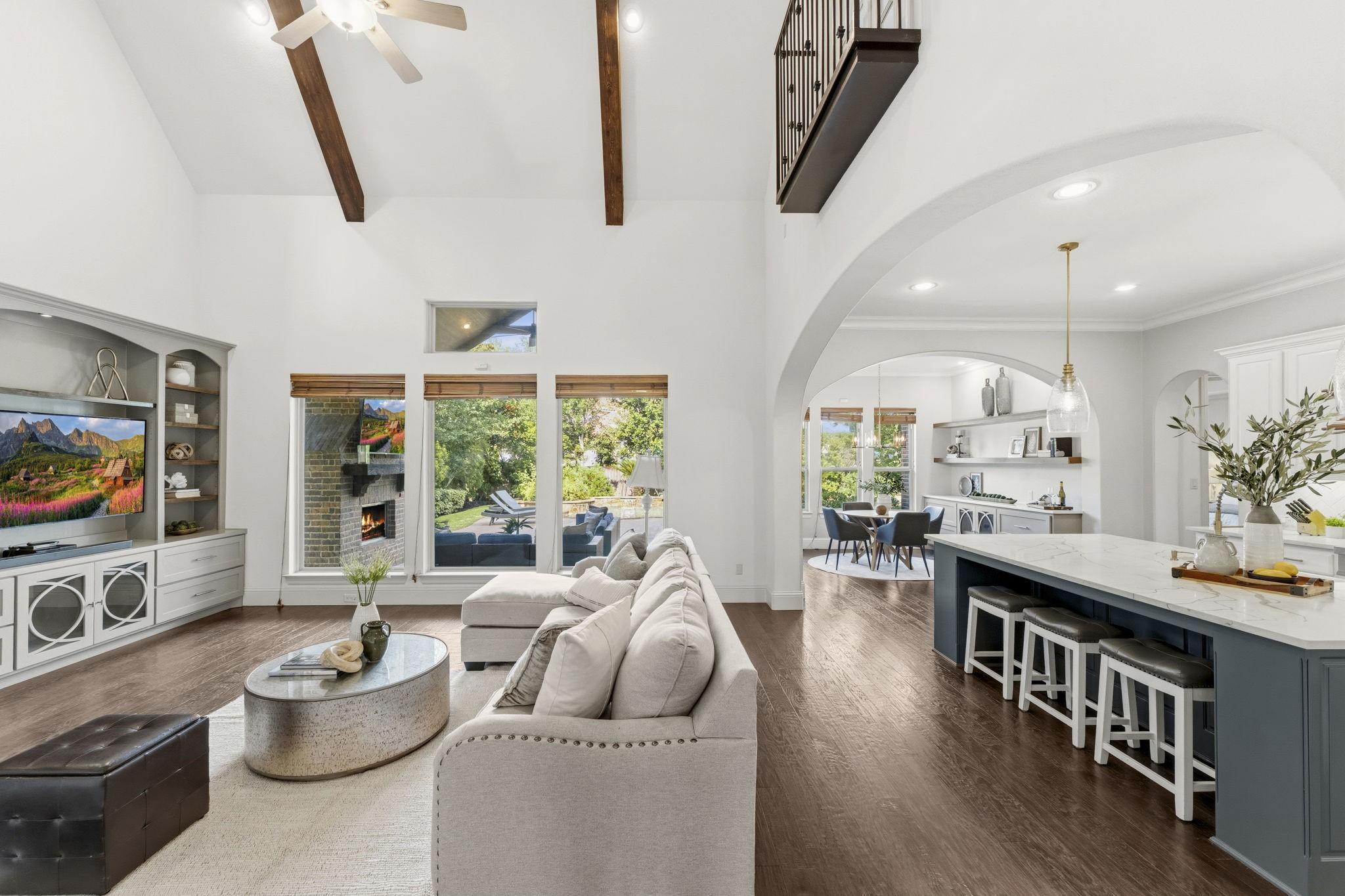 Image 4: Beautifully remodeled kitchen, breakfast and livin