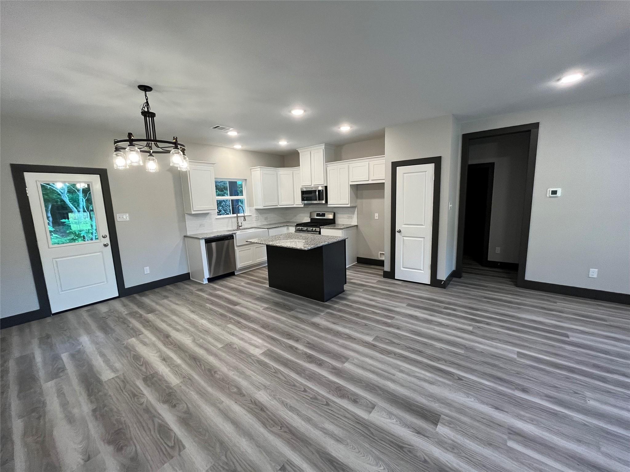 Image 3: Picture of a previous build. Color/options may var