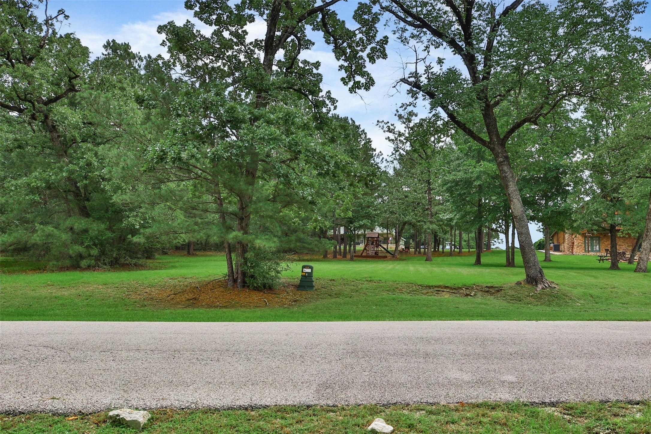 Image 3: Lot is located on the right - additional lot on th