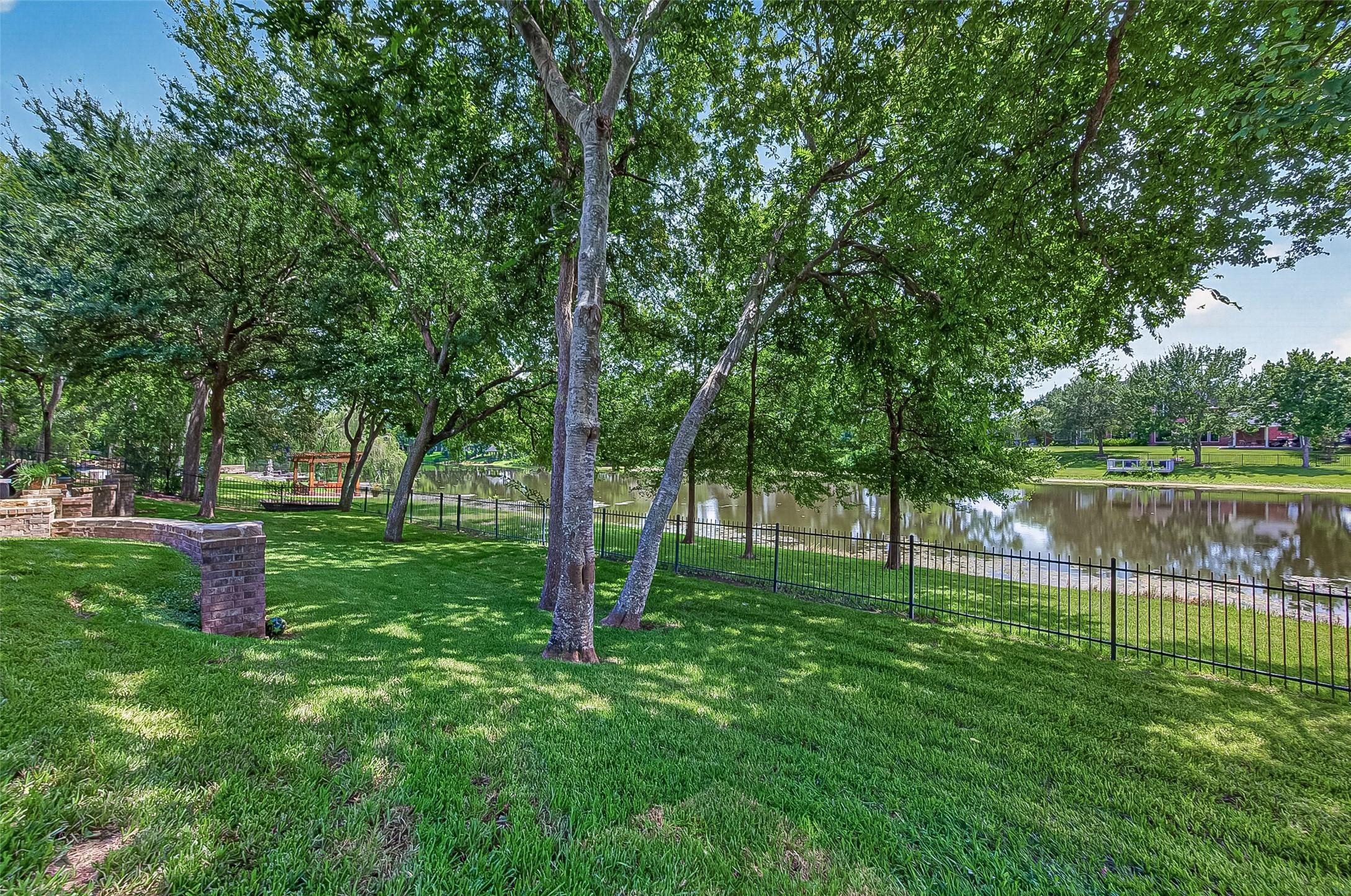 Image 4: Oxbow Lake is just steps from your covered patio,