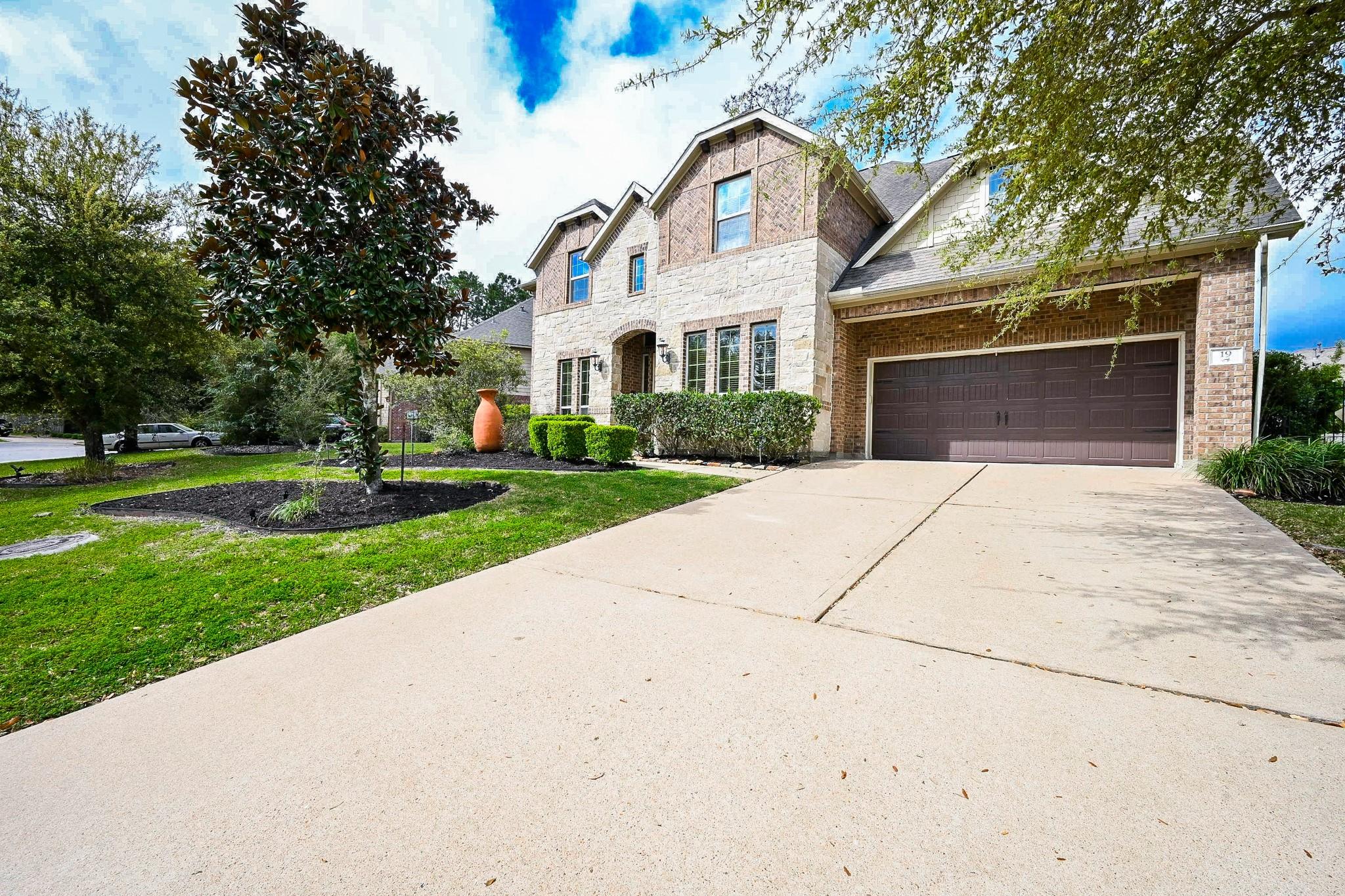 Image 2: Two-story home with great curb appeal and manicure