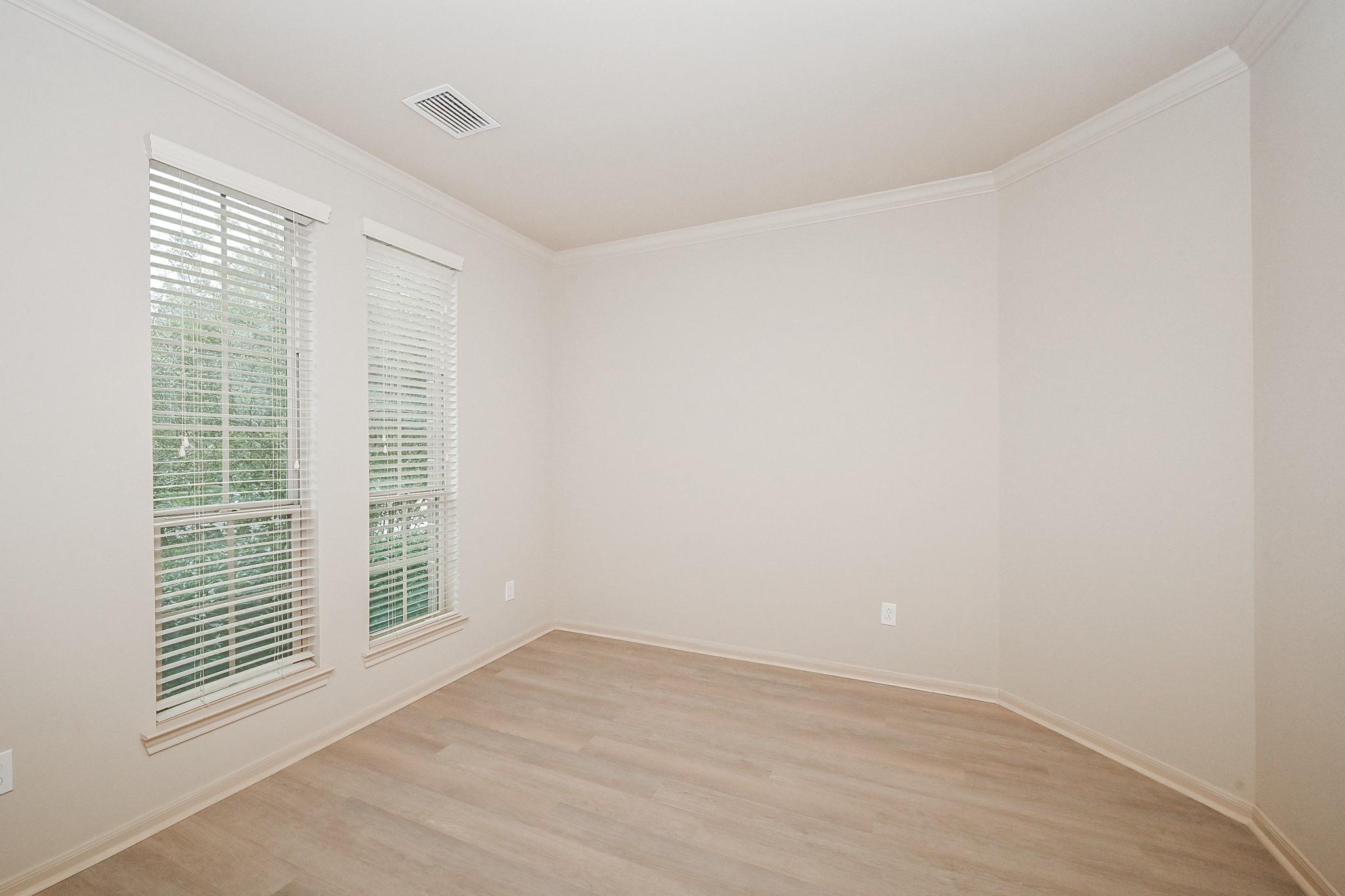 Image 4: Versatile flex space for a study or music room wit