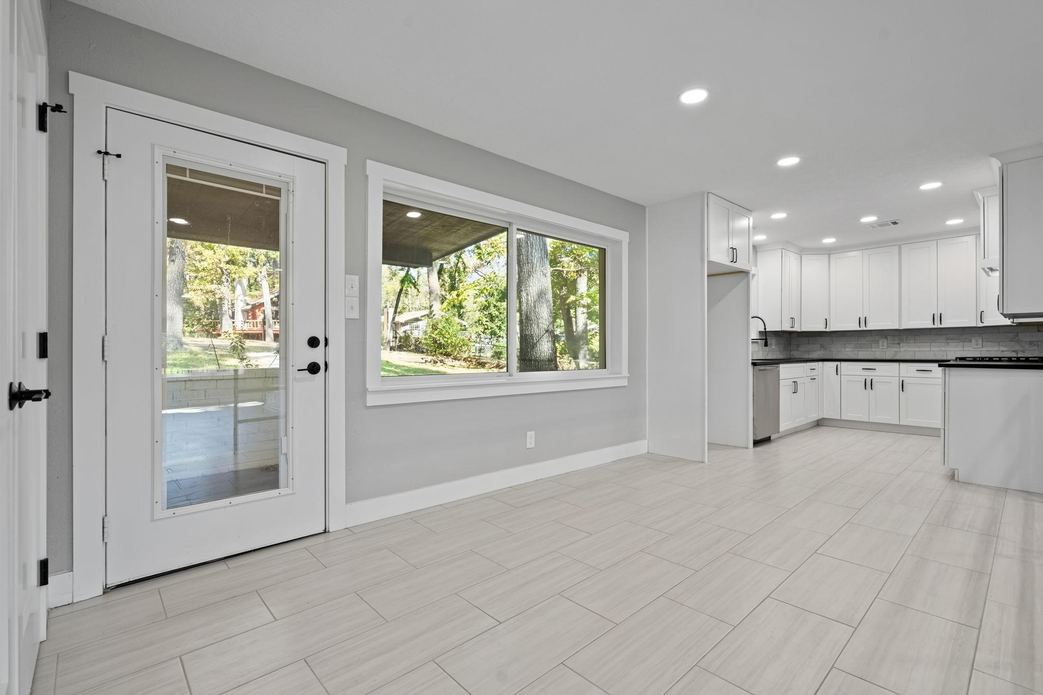 Image 4: pon entry, access the kitchen and breakfast area,